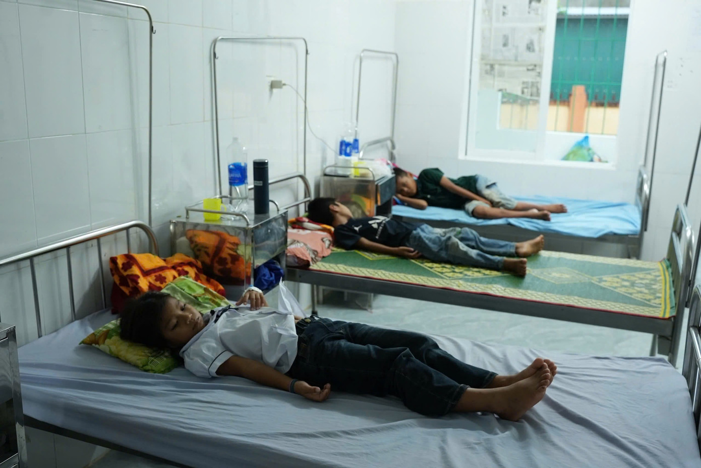 Trường bị phạt gần 200 triệu đồng v&igrave; ngộ độc tập thể, hiệu trưởng n&oacute;i kh&ocirc;ng c&oacute; tiền nộp- Ảnh 2.