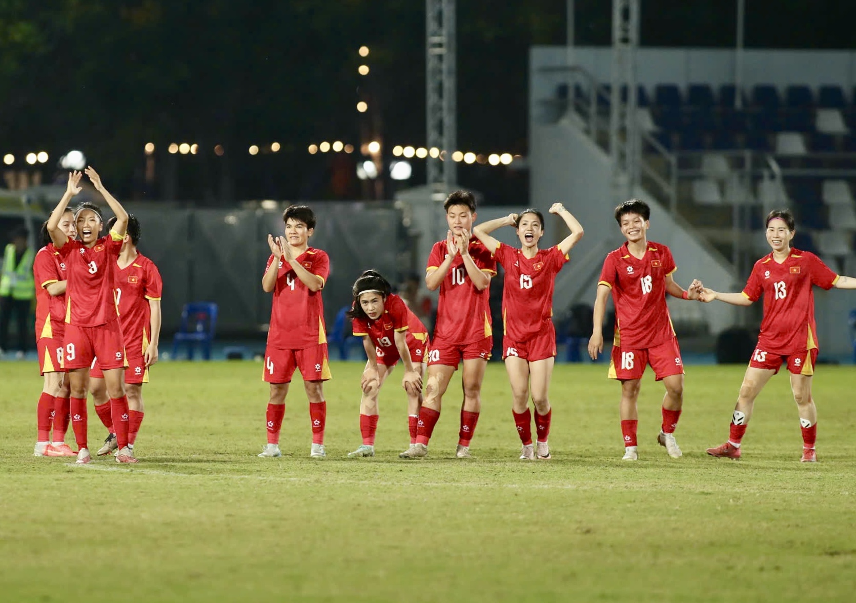 Đội tuyển nữ Việt Nam đã khóc rồi!- Ảnh 8. Đội tuyển nữ Việt Nam đã khóc rồi!- Ảnh 8.