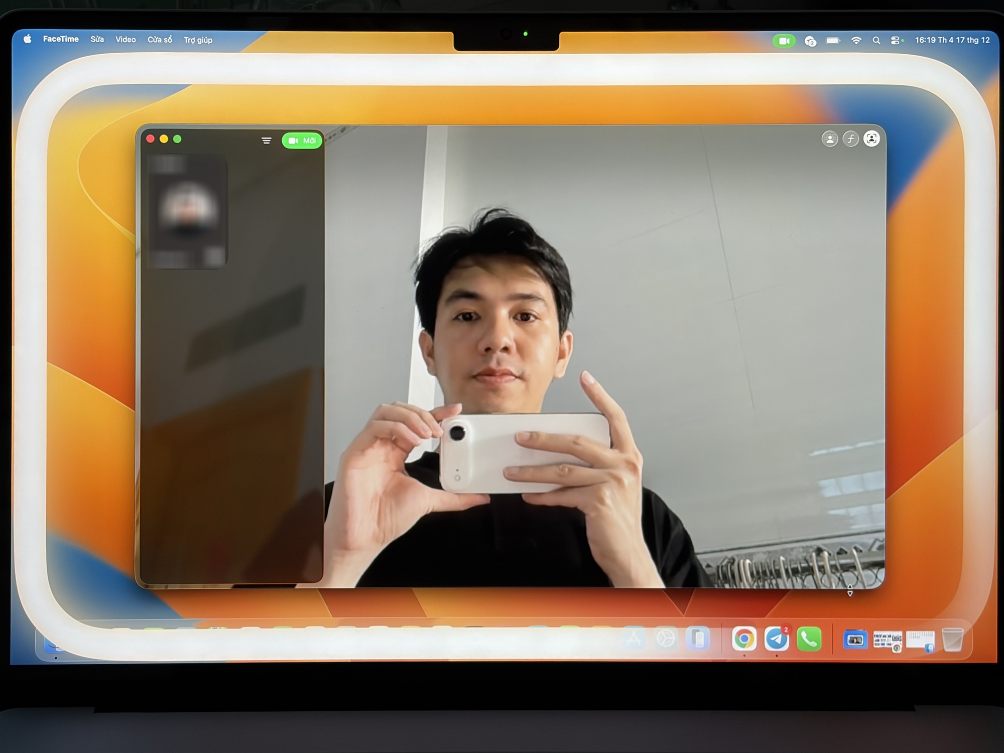Apple ph&aacute;t h&agrave;nh macOS Tahoe 26.2, c&oacute; t&iacute;nh năng d&ugrave;ng m&agrave;n h&igrave;nh l&agrave;m đ&egrave;n chiếu s&aacute;ng khi họp cực hay- Ảnh 1.