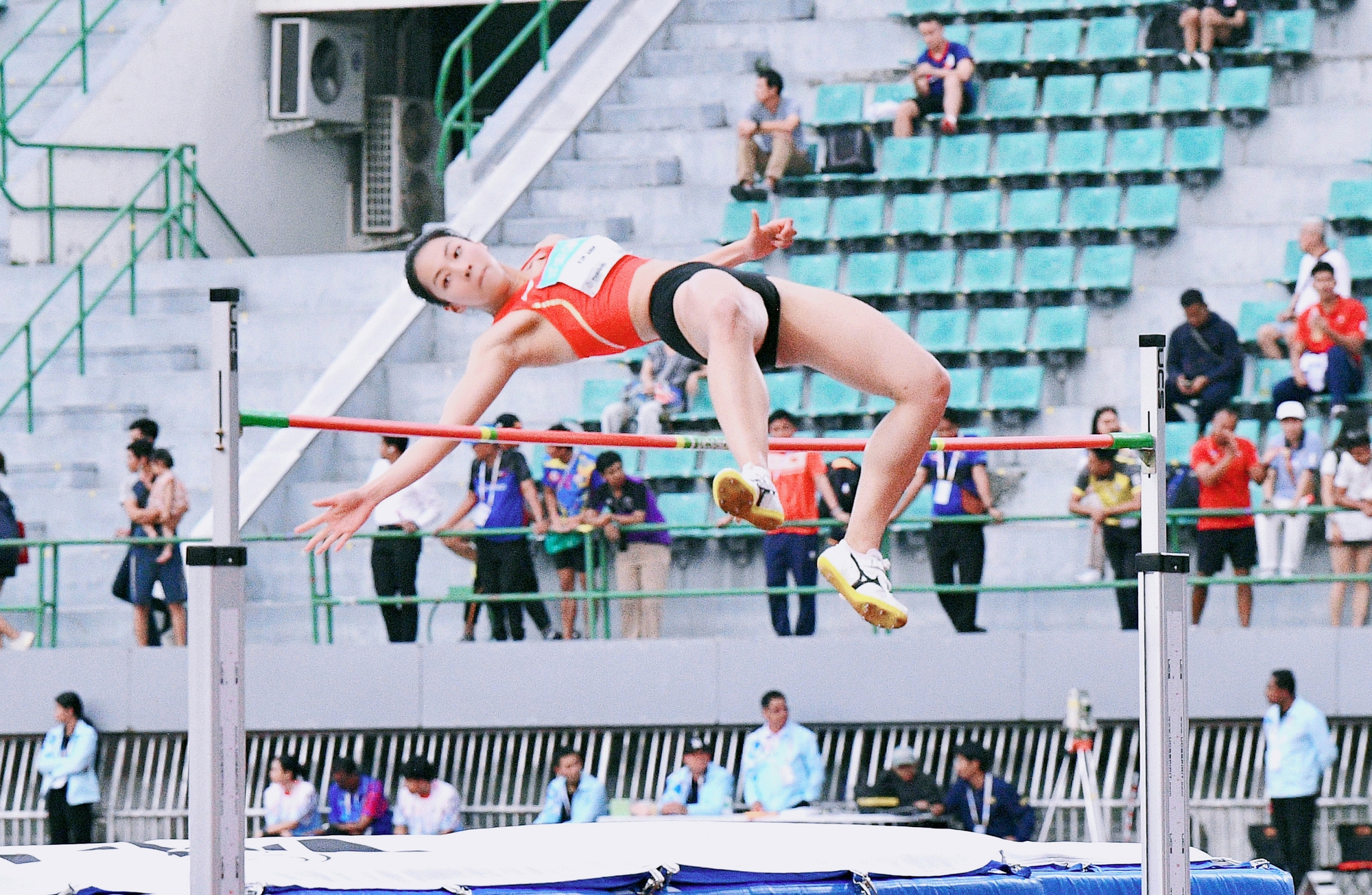 Phỏng vấn hot girl 2k6 nhảy cao cực t&aacute;o bạo gi&agrave;nh HCV cho Việt Nam, tr&ecirc;n s&acirc;n mộc mạc, đời thường xinh như thi&ecirc;n thần- Ảnh 2.