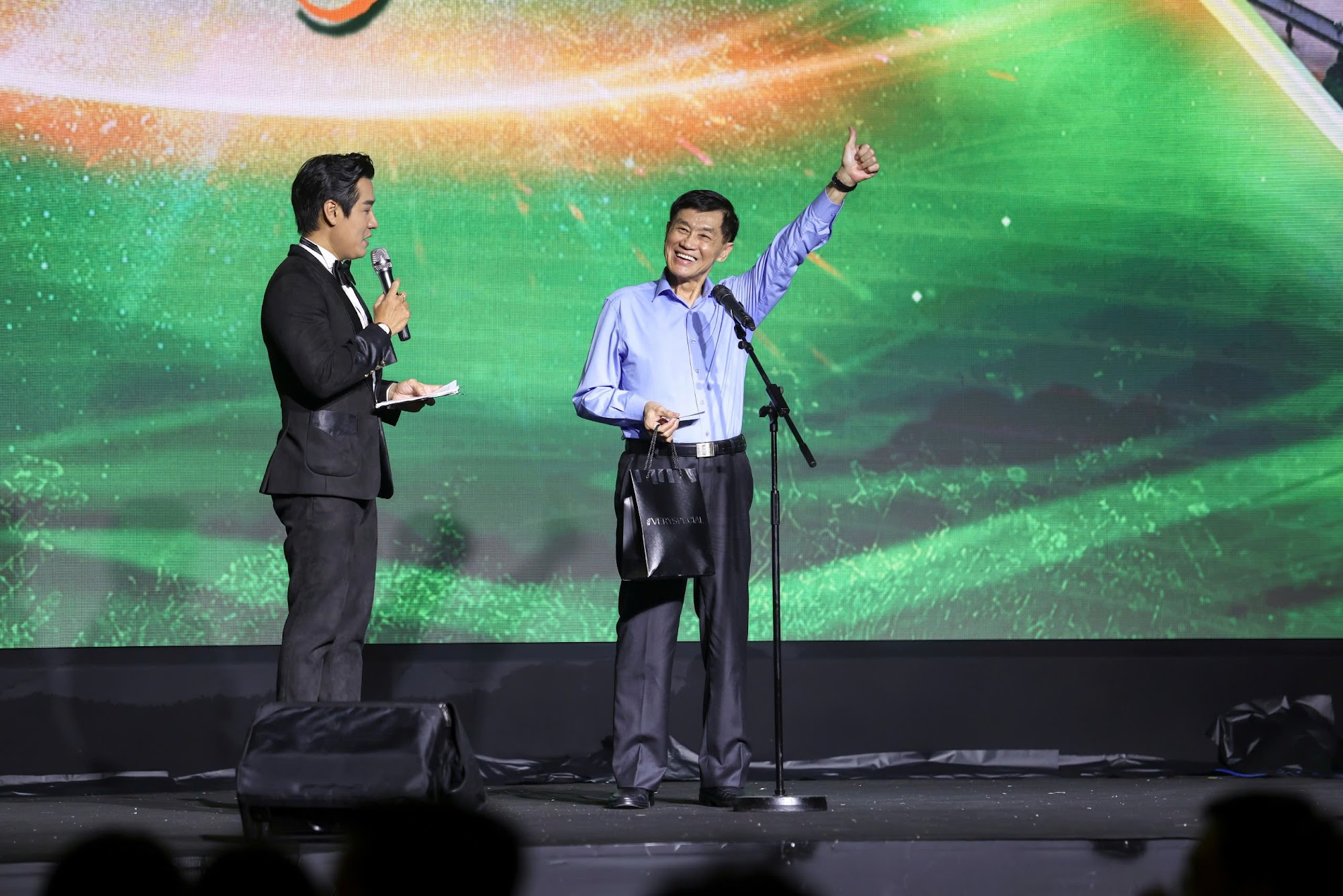 "&Ocirc;ng Bụt" 75 tuổi đi d&eacute;p l&ecirc;, mang t&uacute;i giấy, v&eacute;t hết 10 tỷ đồng tiền dưỡng gi&agrave; để l&agrave;m từ thiện: C&aacute;c con n&oacute;i "ba đ&oacute;ng hết đi, c&oacute; g&igrave; tụi con lo cho&rdquo;- Ảnh 1.