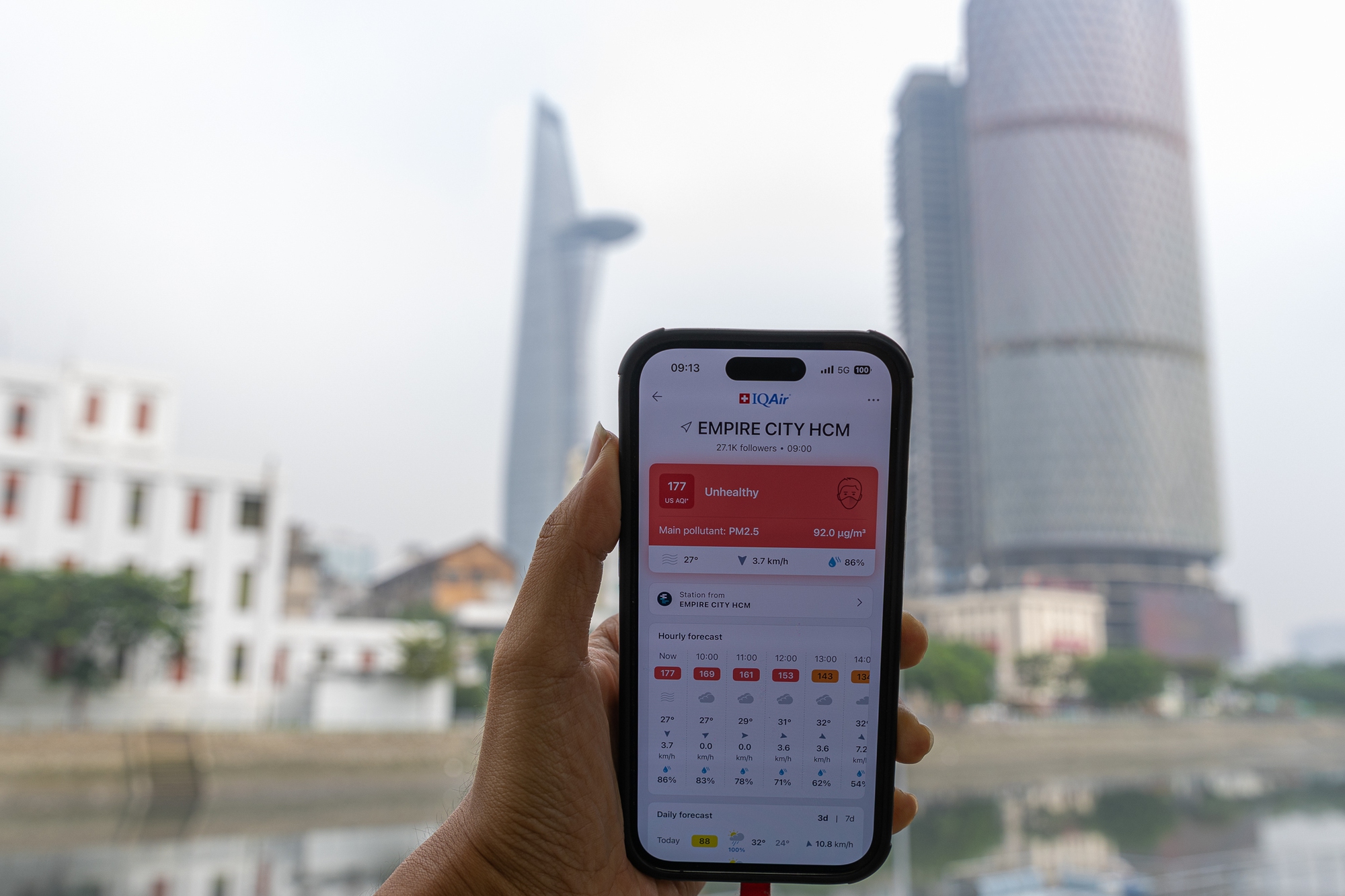 Kh&ocirc;ng kh&iacute; &ocirc; nhiễm bao tr&ugrave;m những ng&agrave;y cuối năm: H&agrave; Nội m&ugrave; mịt, TP.HCM tối sầm d&ugrave; đ&atilde; 8h s&aacute;ng- Ảnh 26.