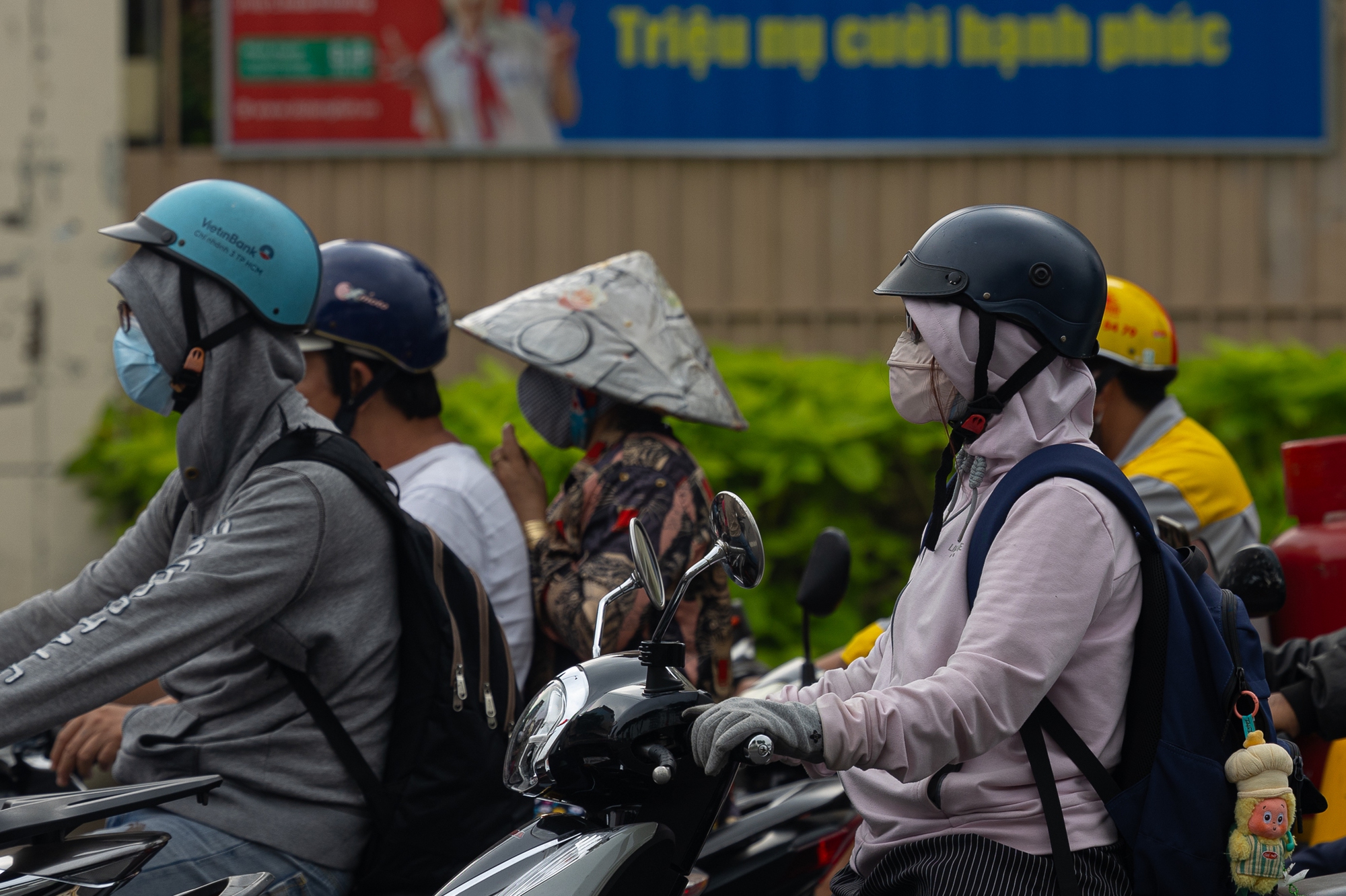 Kh&ocirc;ng kh&iacute; &ocirc; nhiễm bao tr&ugrave;m những ng&agrave;y cuối năm: H&agrave; Nội m&ugrave; mịt, TP.HCM tối sầm d&ugrave; đ&atilde; 8h s&aacute;ng- Ảnh 25.