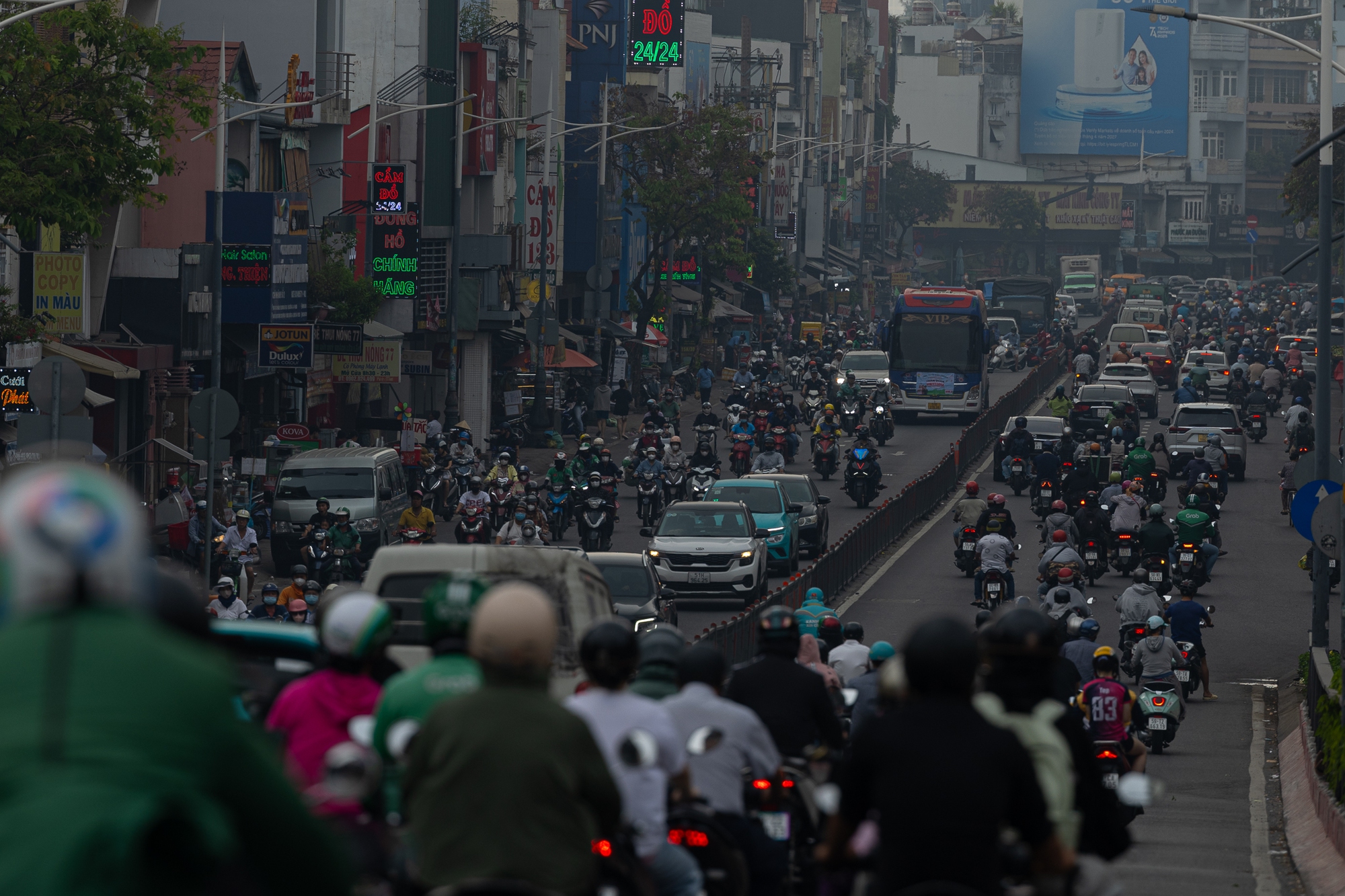 Kh&ocirc;ng kh&iacute; &ocirc; nhiễm bao tr&ugrave;m những ng&agrave;y cuối năm: H&agrave; Nội m&ugrave; mịt, TP.HCM tối sầm d&ugrave; đ&atilde; 8h s&aacute;ng- Ảnh 23.