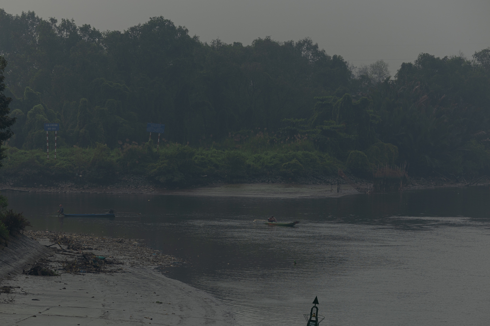 Kh&ocirc;ng kh&iacute; &ocirc; nhiễm bao tr&ugrave;m những ng&agrave;y cuối năm: H&agrave; Nội m&ugrave; mịt, TP.HCM tối sầm d&ugrave; đ&atilde; 8h s&aacute;ng- Ảnh 17.