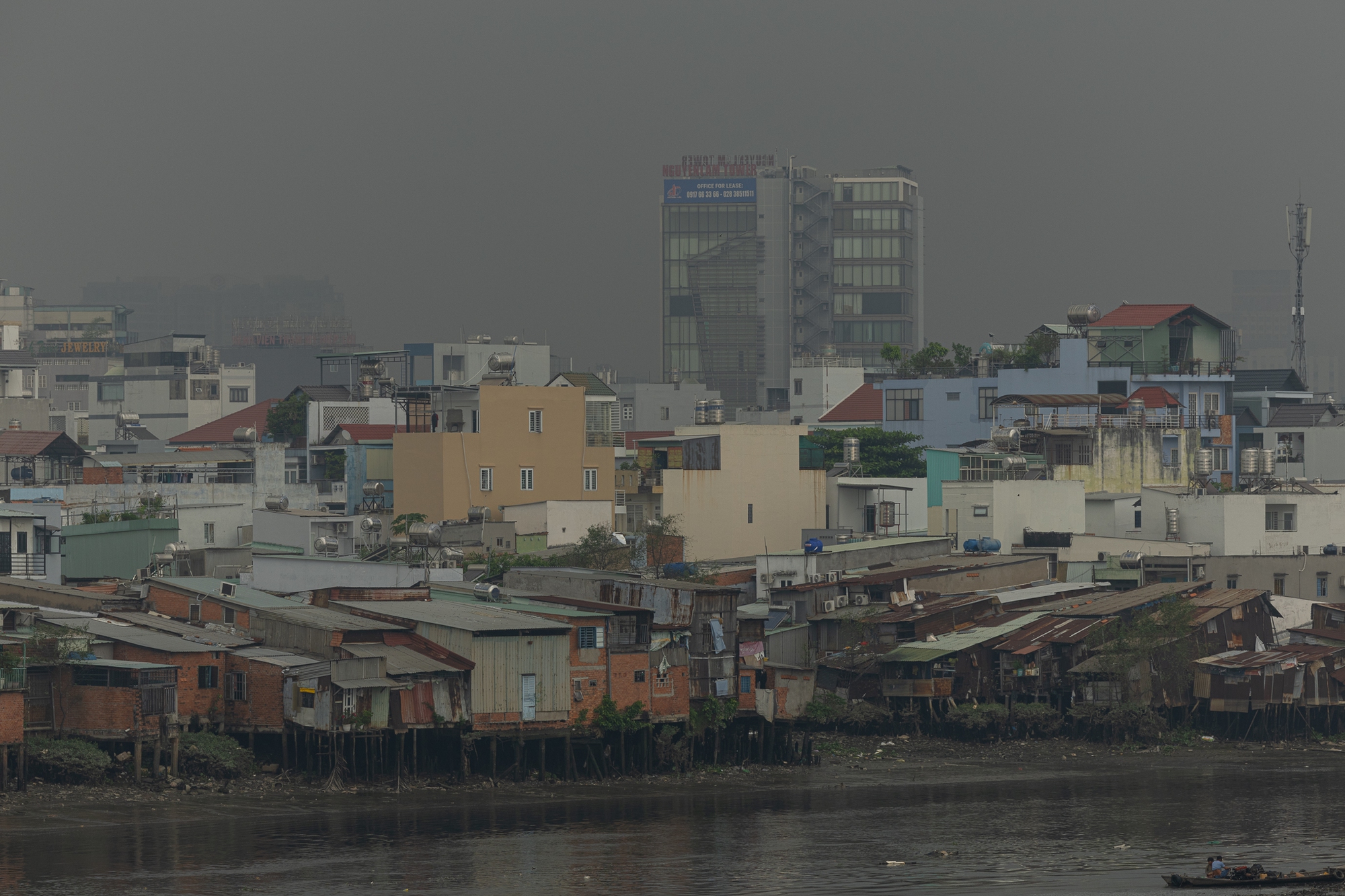 Kh&ocirc;ng kh&iacute; &ocirc; nhiễm bao tr&ugrave;m những ng&agrave;y cuối năm: H&agrave; Nội m&ugrave; mịt, TP.HCM tối sầm d&ugrave; đ&atilde; 8h s&aacute;ng- Ảnh 20.