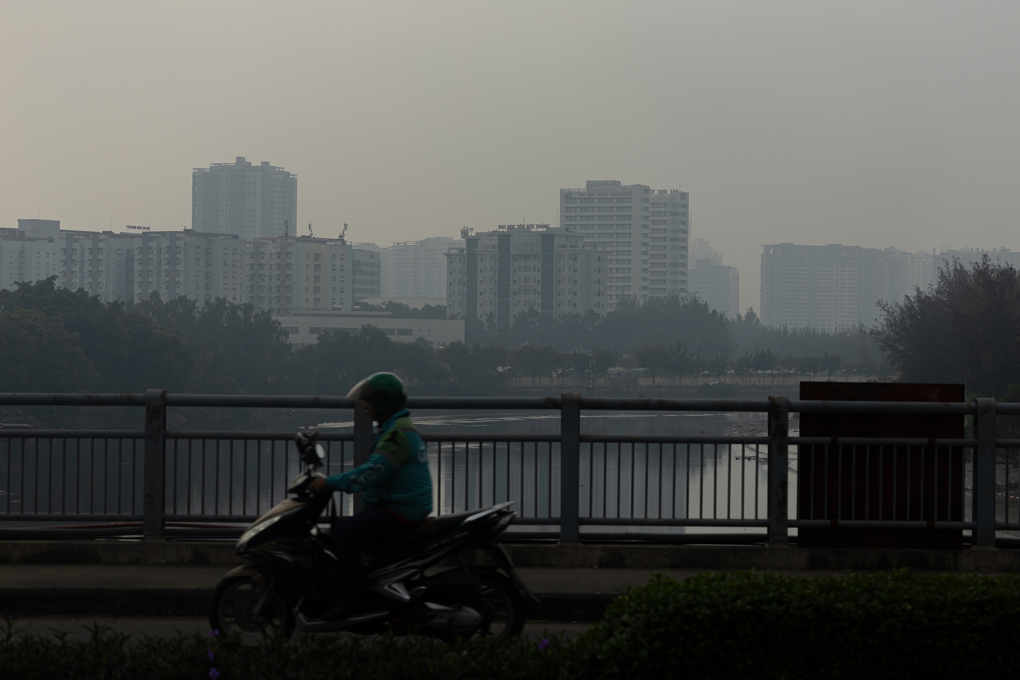 Kh&ocirc;ng kh&iacute; &ocirc; nhiễm bao tr&ugrave;m những ng&agrave;y cuối năm: H&agrave; Nội m&ugrave; mịt, TP.HCM tối sầm d&ugrave; đ&atilde; 8h s&aacute;ng- Ảnh 21.