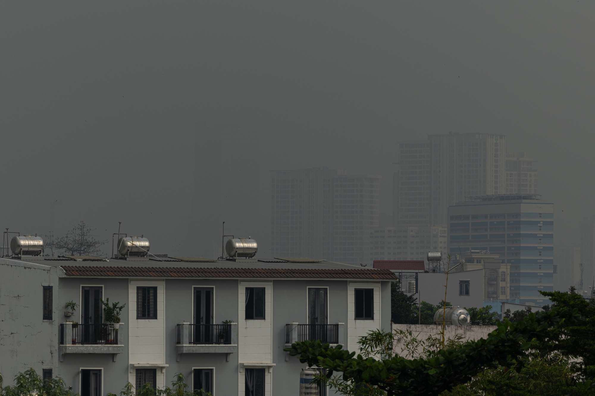 Kh&ocirc;ng kh&iacute; &ocirc; nhiễm bao tr&ugrave;m những ng&agrave;y cuối năm: H&agrave; Nội m&ugrave; mịt, TP.HCM tối sầm d&ugrave; đ&atilde; 8h s&aacute;ng- Ảnh 22.