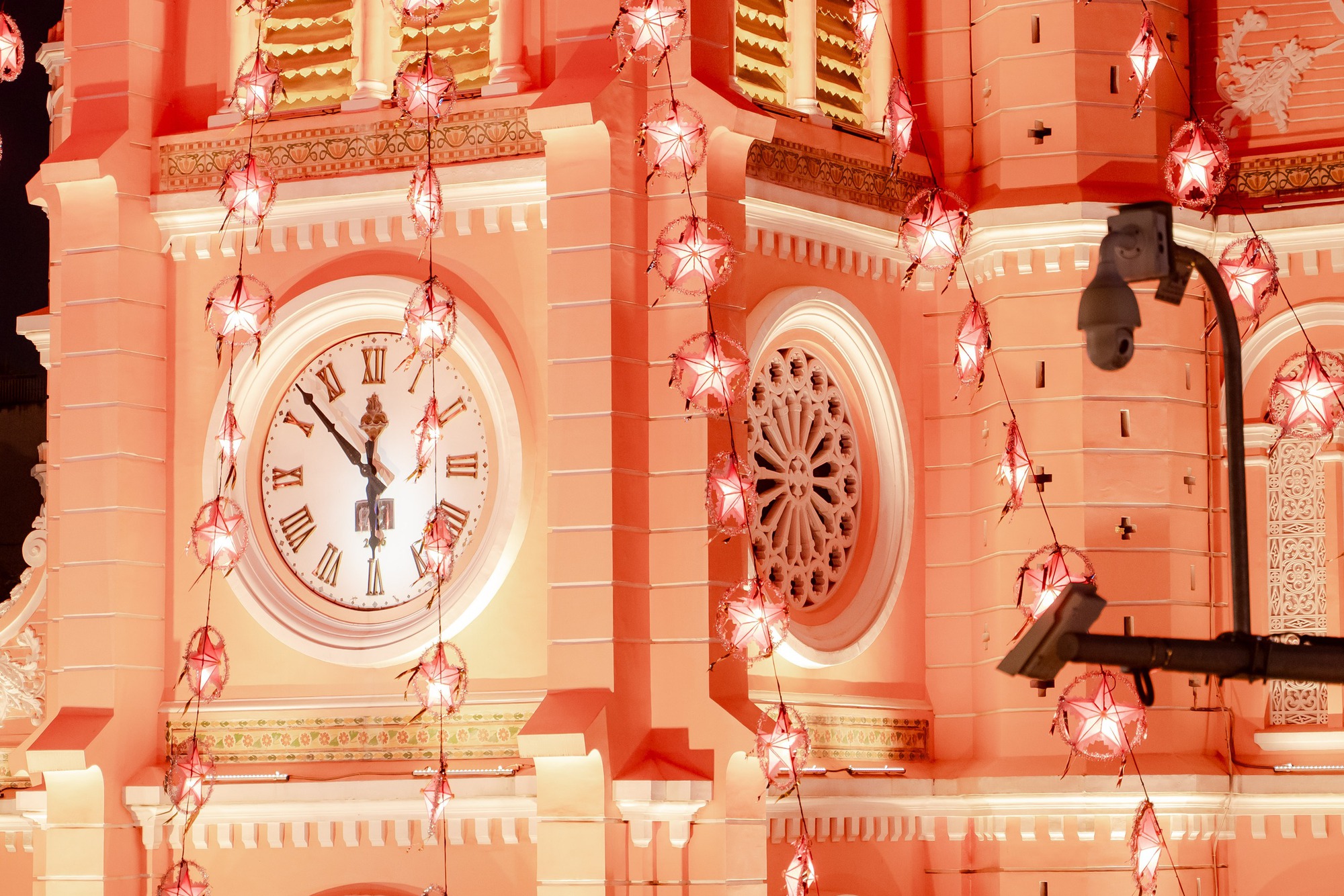 VIDEO: Nh&agrave; thờ ở TPHCM g&acirc;y "sốt" với h&agrave;ng chục c&acirc;y th&ocirc;ng Gi&aacute;ng sinh- Ảnh 3.