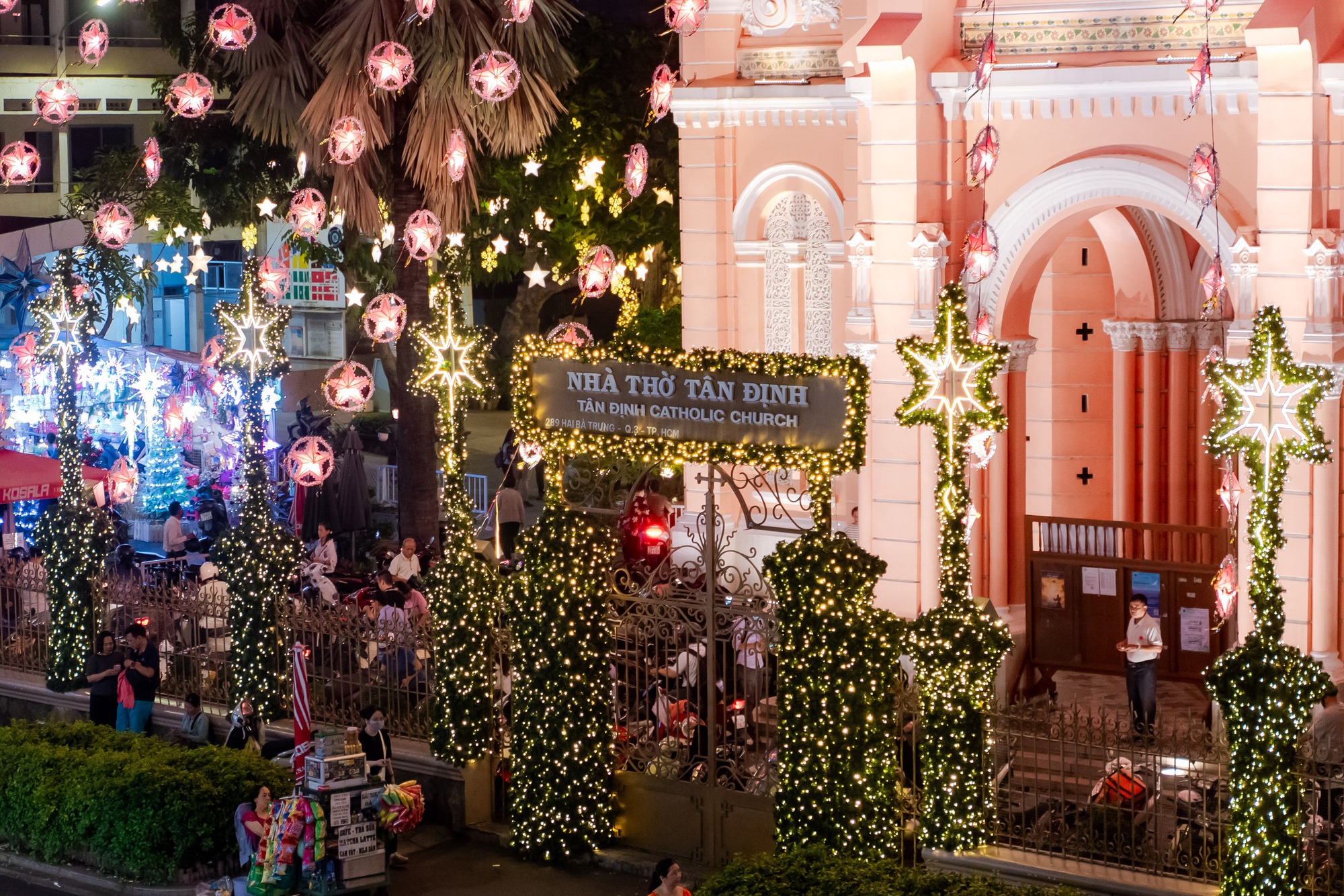 VIDEO: Nh&agrave; thờ ở TPHCM g&acirc;y "sốt" với h&agrave;ng chục c&acirc;y th&ocirc;ng Gi&aacute;ng sinh- Ảnh 4.