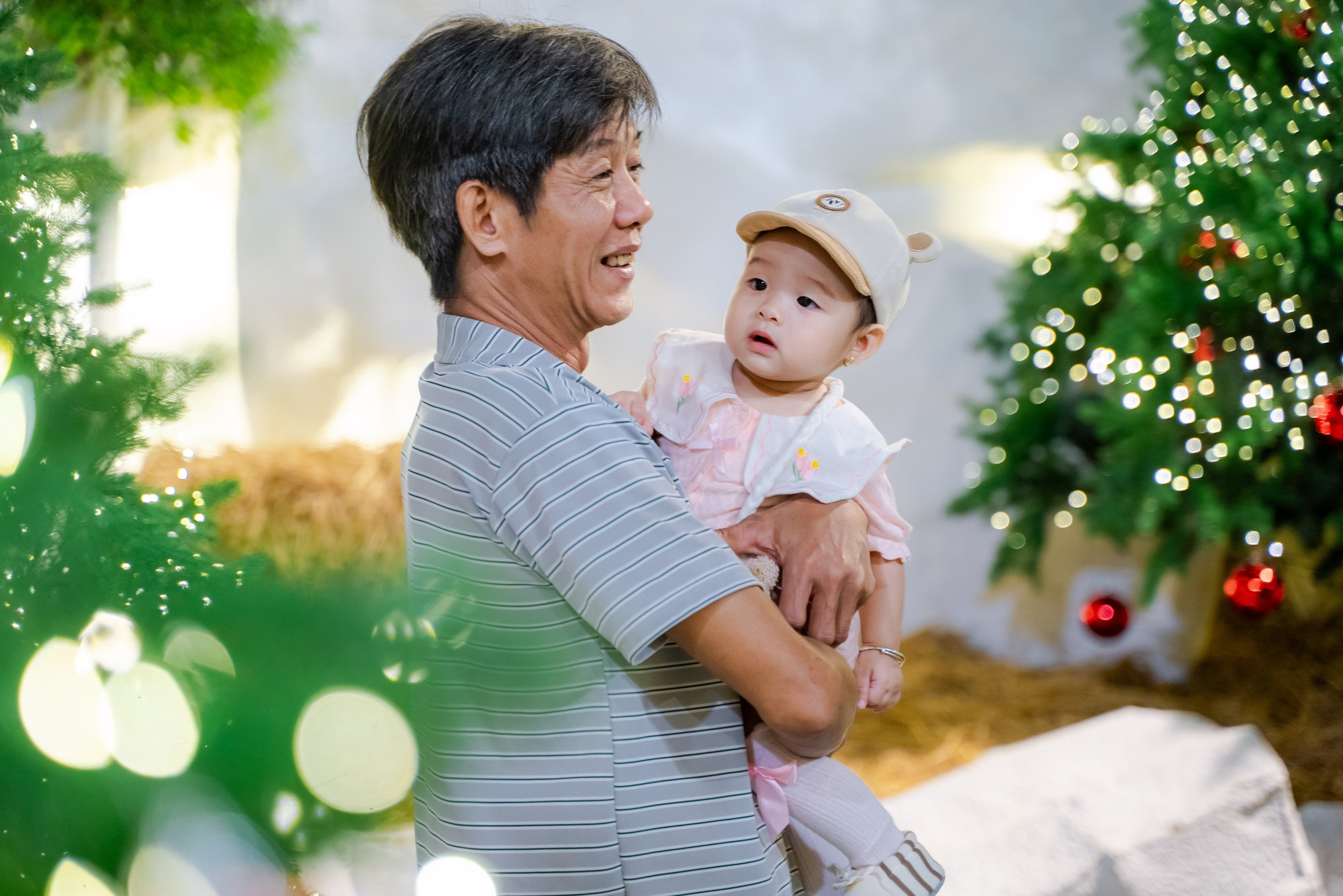 VIDEO: Nh&agrave; thờ ở TPHCM g&acirc;y "sốt" với h&agrave;ng chục c&acirc;y th&ocirc;ng Gi&aacute;ng sinh- Ảnh 16.