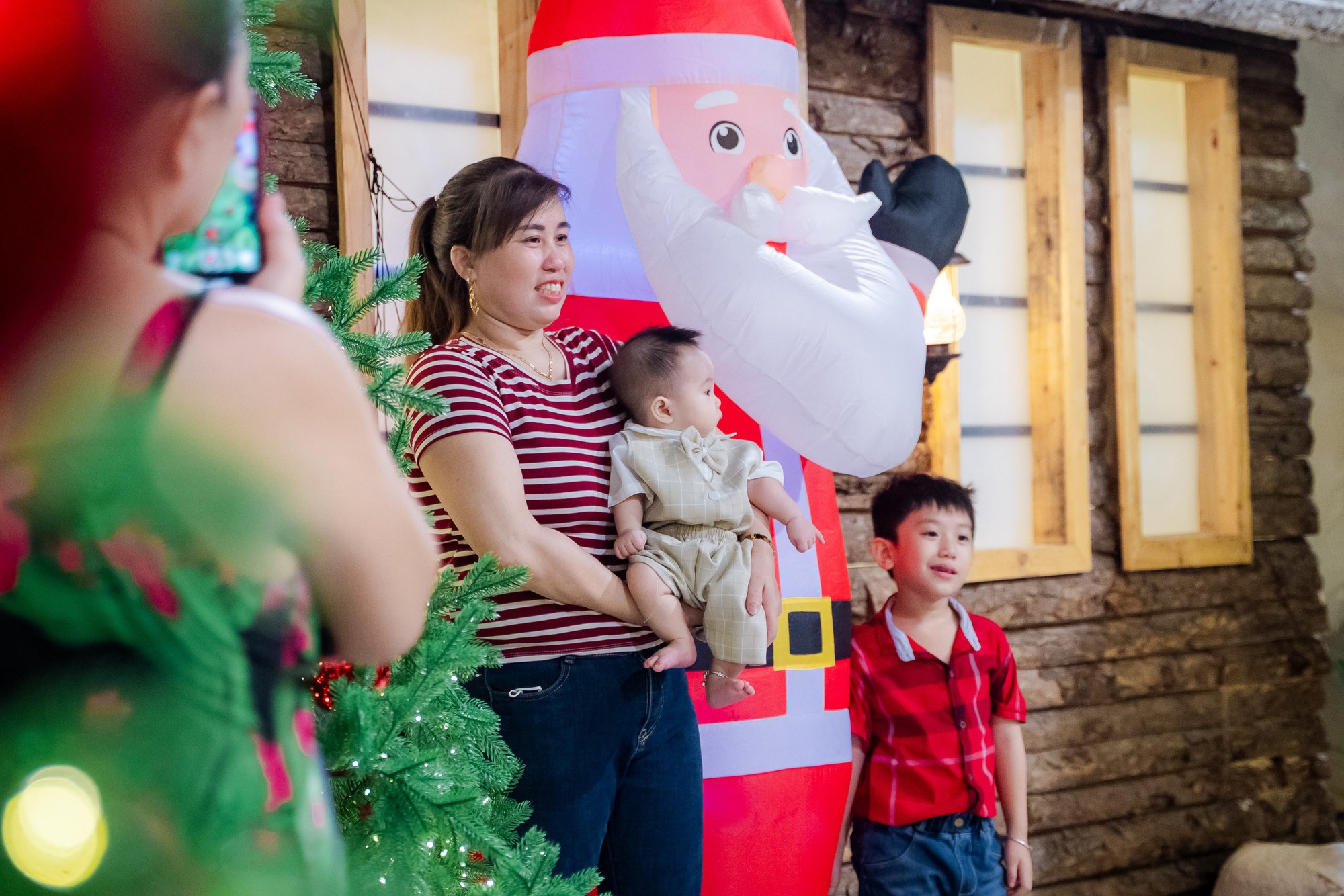 VIDEO: Nh&agrave; thờ ở TPHCM g&acirc;y "sốt" với h&agrave;ng chục c&acirc;y th&ocirc;ng Gi&aacute;ng sinh- Ảnh 13.