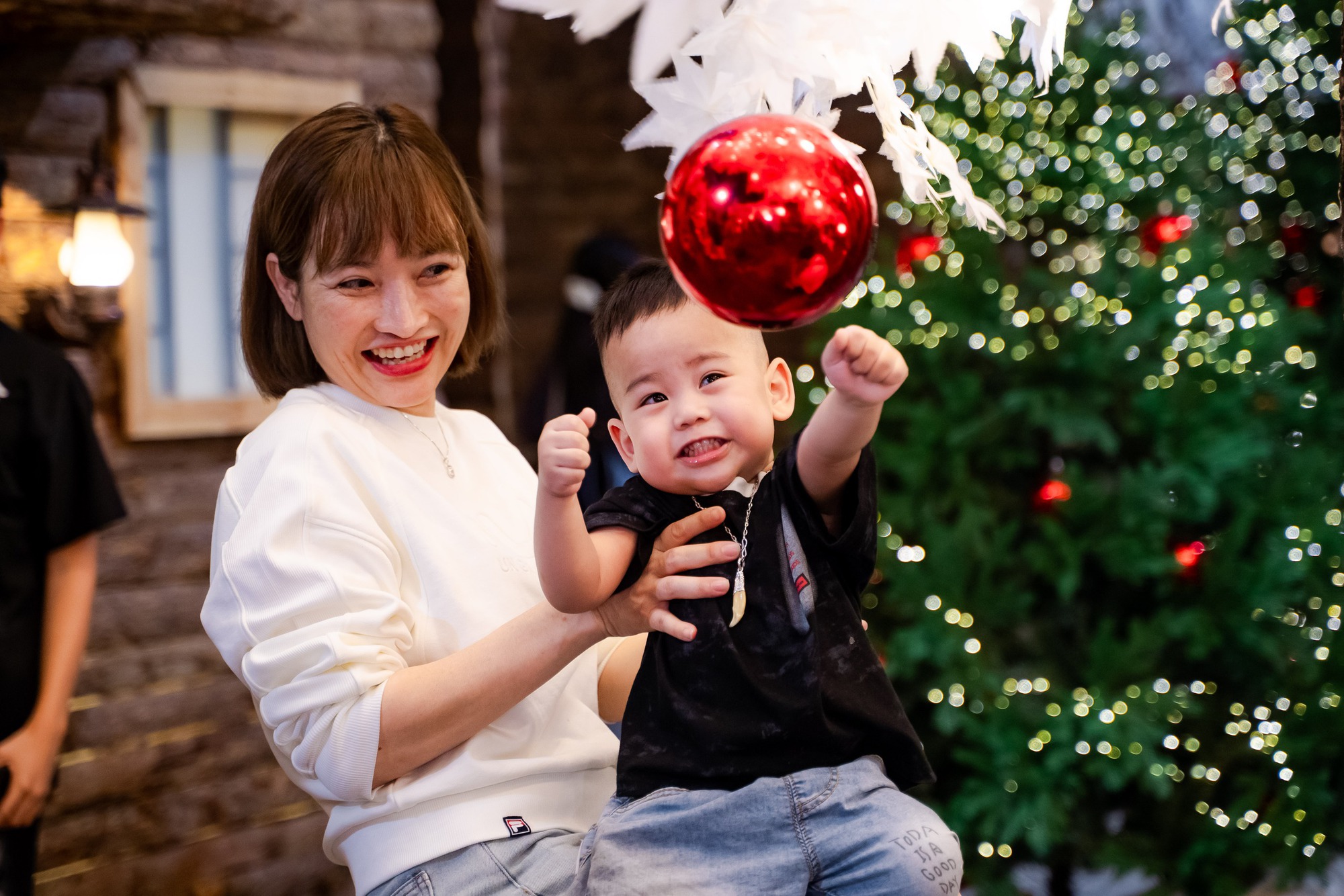 VIDEO: Nh&agrave; thờ ở TPHCM g&acirc;y "sốt" với h&agrave;ng chục c&acirc;y th&ocirc;ng Gi&aacute;ng sinh- Ảnh 15.