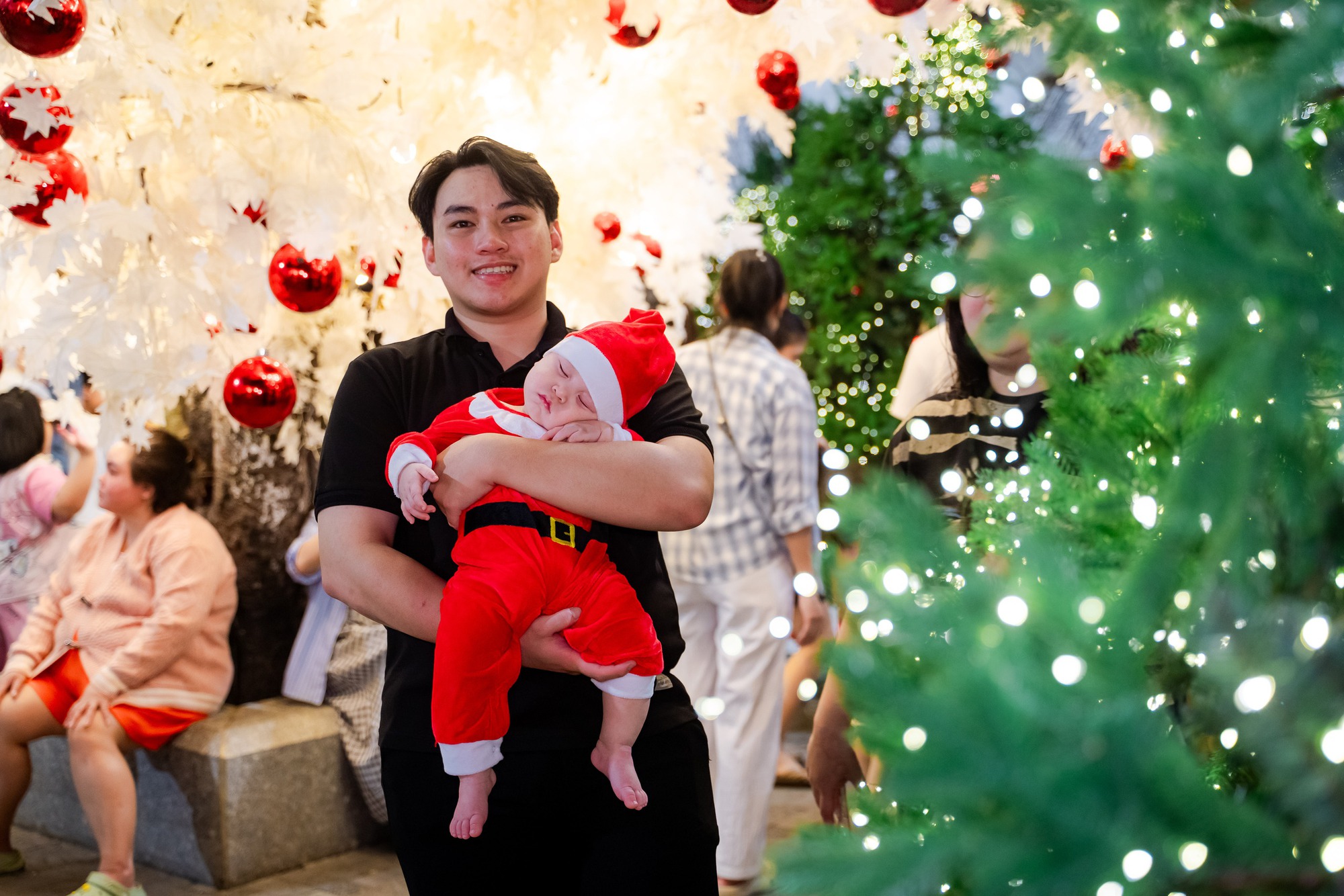 VIDEO: Nh&agrave; thờ ở TPHCM g&acirc;y "sốt" với h&agrave;ng chục c&acirc;y th&ocirc;ng Gi&aacute;ng sinh- Ảnh 18.