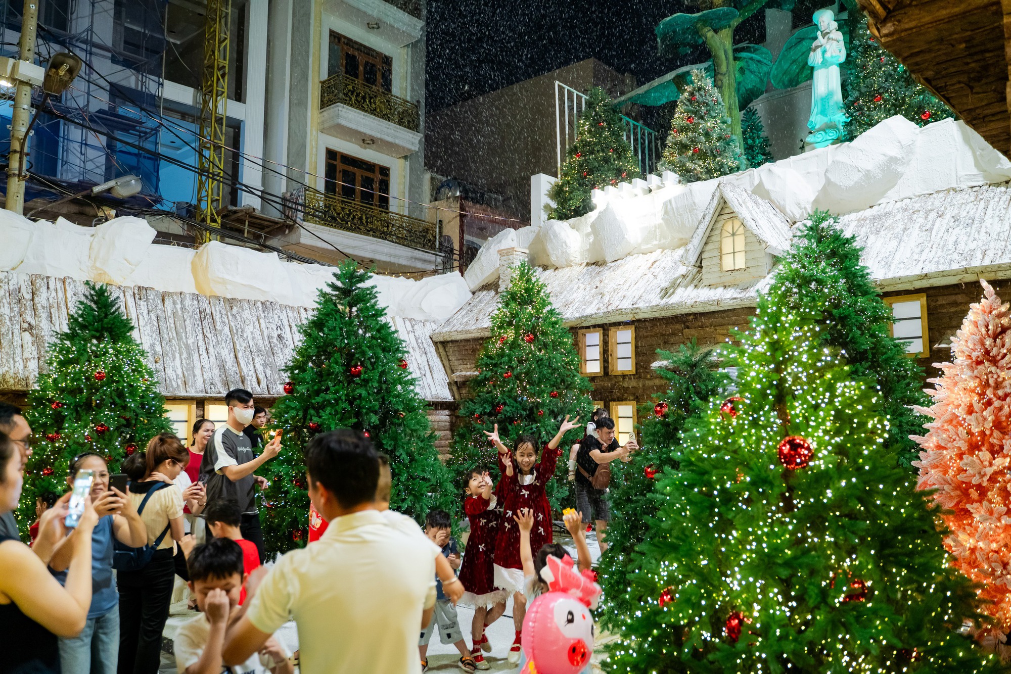 VIDEO: Nh&agrave; thờ ở TPHCM g&acirc;y "sốt" với h&agrave;ng chục c&acirc;y th&ocirc;ng Gi&aacute;ng sinh- Ảnh 11.