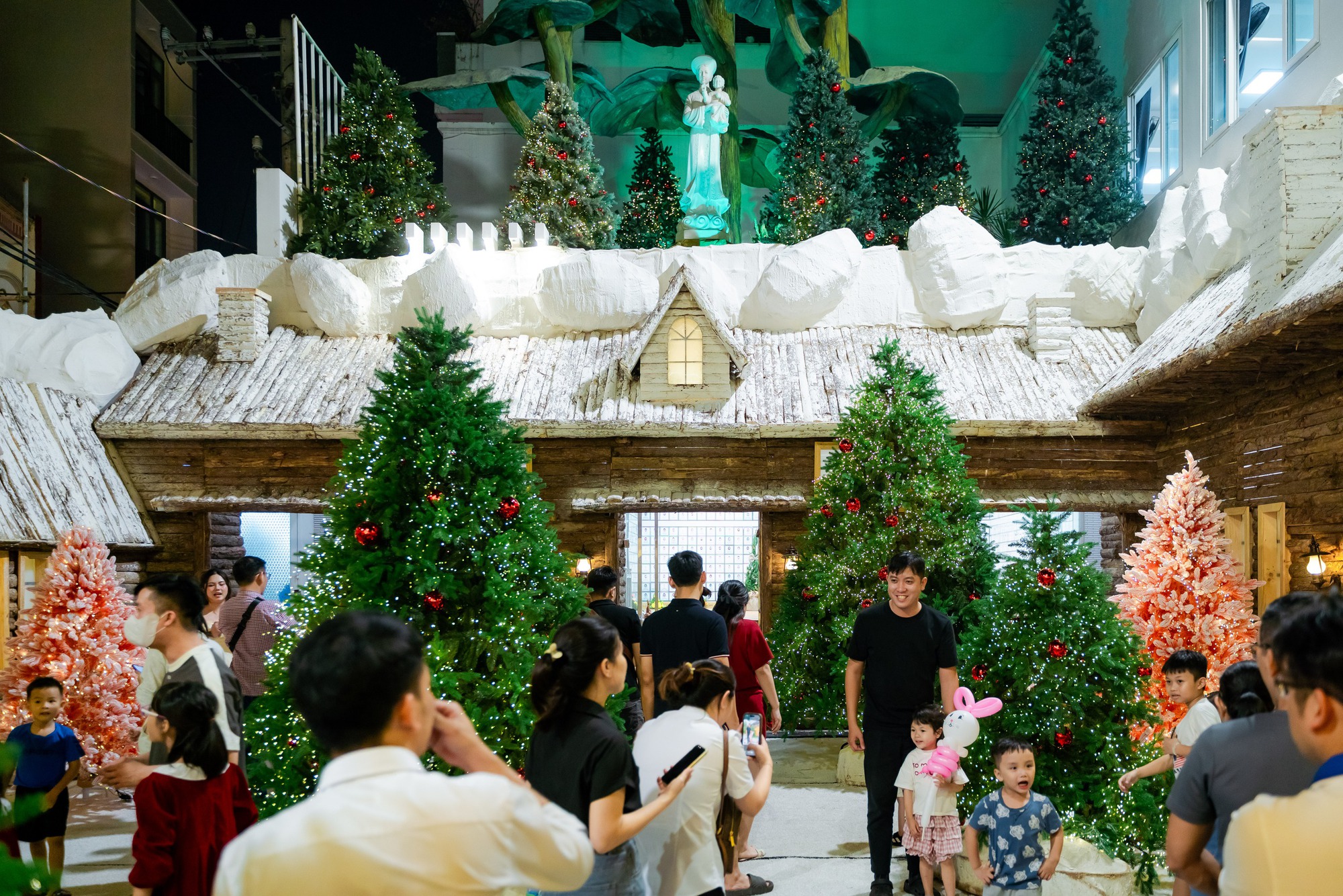 VIDEO: Nh&agrave; thờ ở TPHCM g&acirc;y "sốt" với h&agrave;ng chục c&acirc;y th&ocirc;ng Gi&aacute;ng sinh- Ảnh 10.