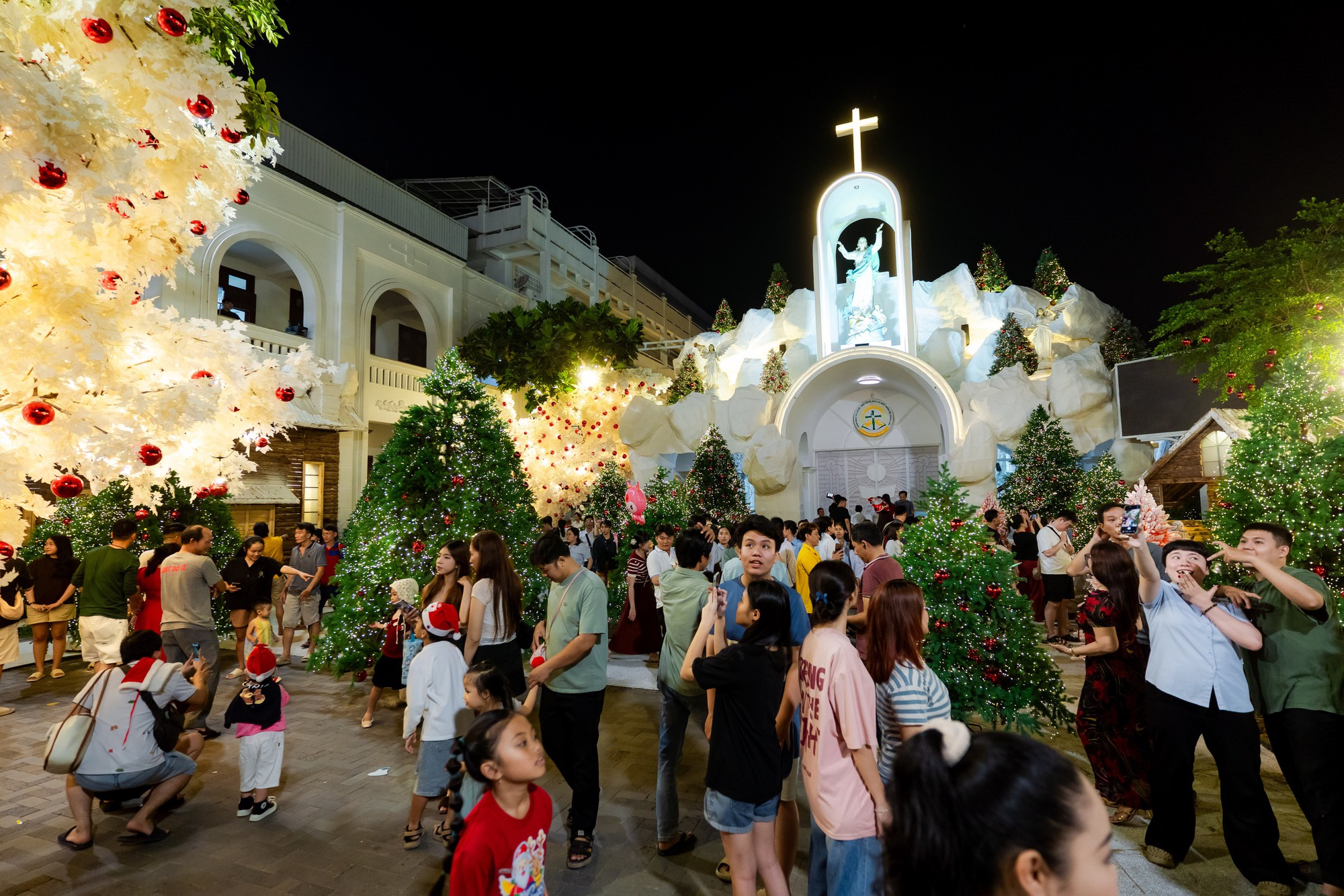 VIDEO: Nh&agrave; thờ ở TPHCM g&acirc;y "sốt" với h&agrave;ng chục c&acirc;y th&ocirc;ng Gi&aacute;ng sinh- Ảnh 23.