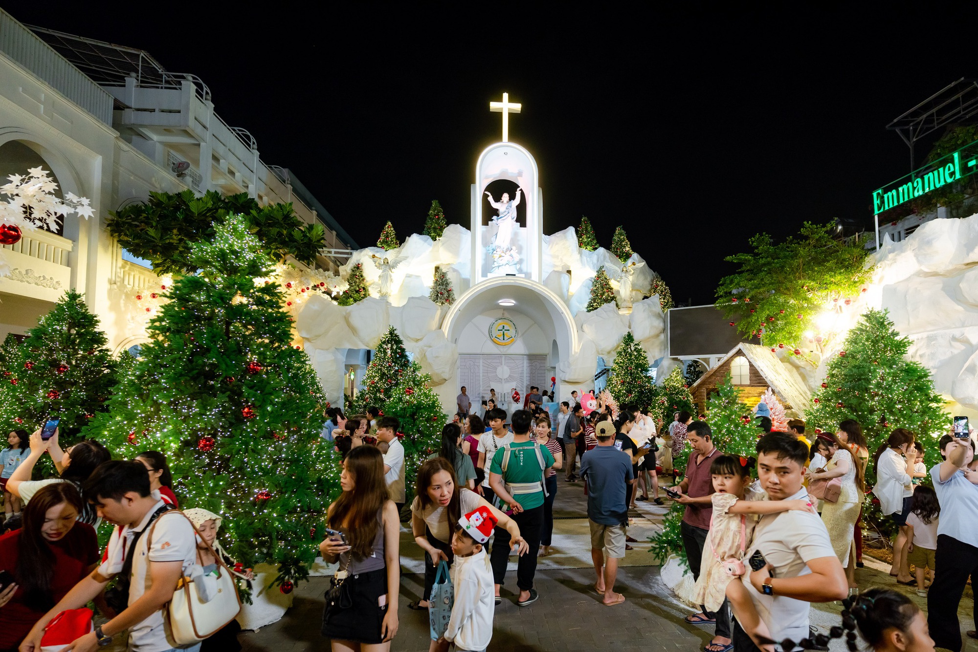 VIDEO: Nh&agrave; thờ ở TPHCM g&acirc;y "sốt" với h&agrave;ng chục c&acirc;y th&ocirc;ng Gi&aacute;ng sinh- Ảnh 7.