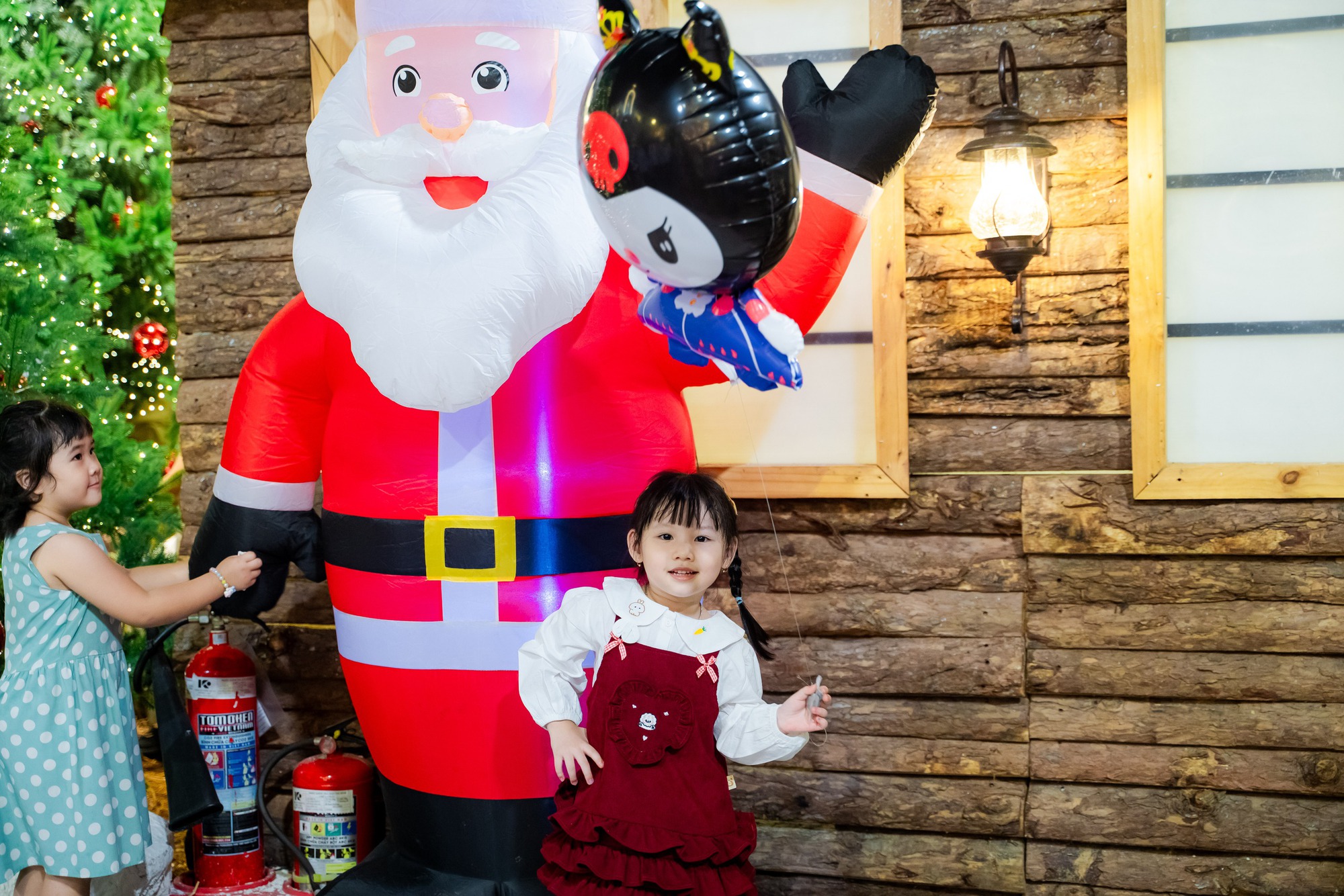 VIDEO: Nh&agrave; thờ ở TPHCM g&acirc;y "sốt" với h&agrave;ng chục c&acirc;y th&ocirc;ng Gi&aacute;ng sinh- Ảnh 19.