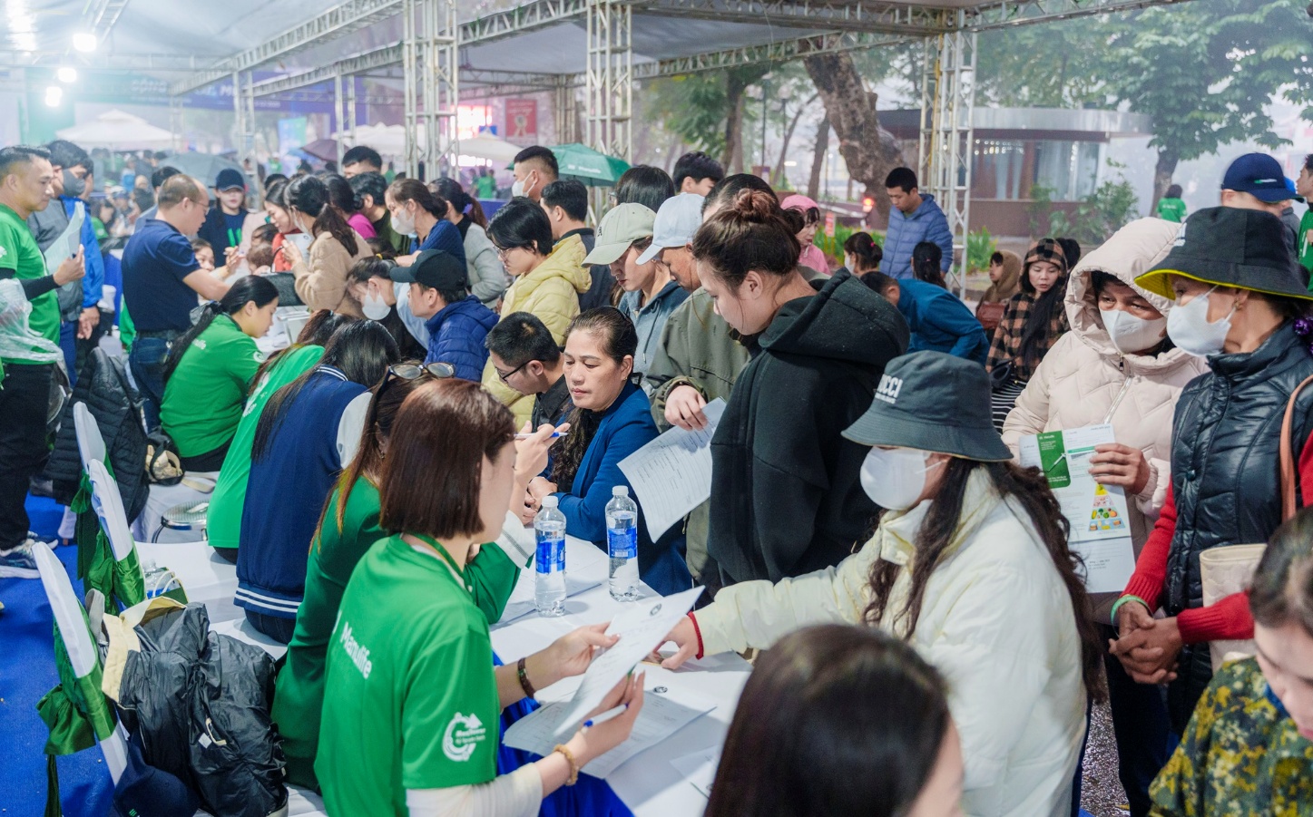 Khi phố đi bộ trở th&agrave;nh &ldquo;ph&ograve;ng kh&aacute;m&rdquo; đặc biệt của người d&acirc;n Thủ đ&ocirc;- Ảnh 1.