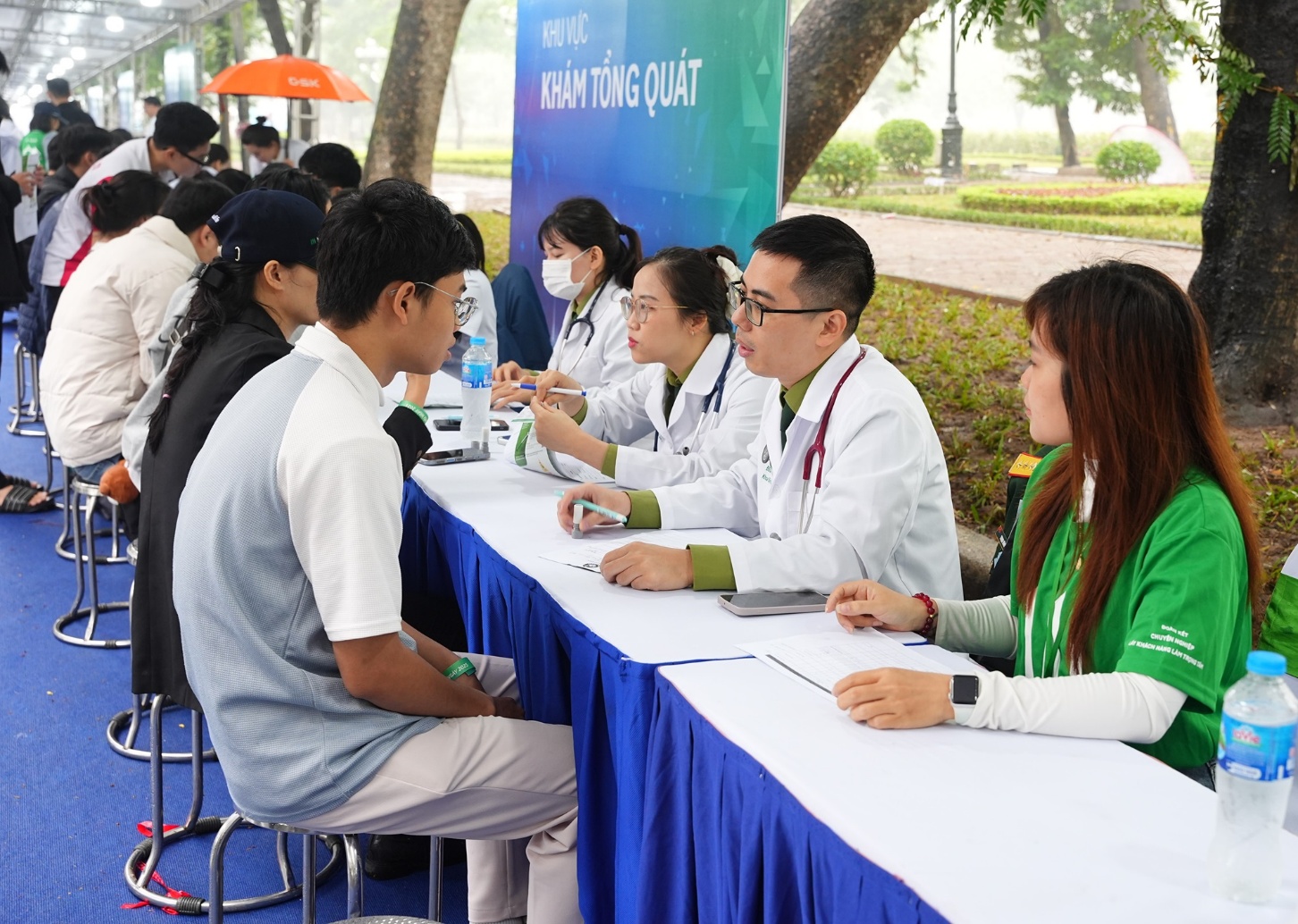 Khi phố đi bộ trở th&agrave;nh &ldquo;ph&ograve;ng kh&aacute;m&rdquo; đặc biệt của người d&acirc;n Thủ đ&ocirc;- Ảnh 2.