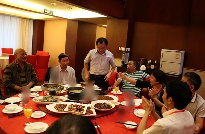 Li&ecirc;n hoan 10 người th&igrave; 9 người "biến mất", bỏ lại 1 người duy nhất sững sờ với h&oacute;a đơn 5 triệu đồng chưa thanh to&aacute;n: &ldquo;Họ bảo ra ngo&agrave;i h&iacute;t thở&rdquo;- Ảnh 1.