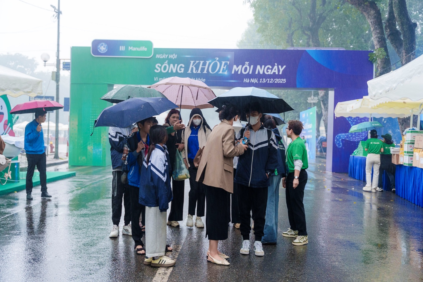 Khi phố đi bộ trở th&agrave;nh &ldquo;ph&ograve;ng kh&aacute;m&rdquo; đặc biệt của người d&acirc;n Thủ đ&ocirc;- Ảnh 3.