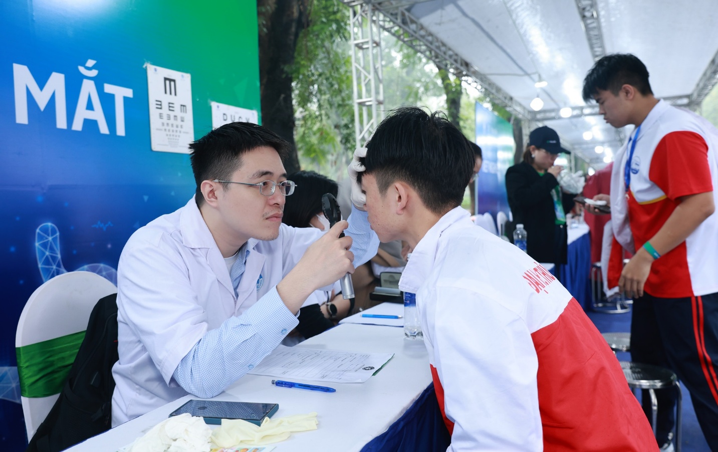 Khi phố đi bộ trở th&agrave;nh &ldquo;ph&ograve;ng kh&aacute;m&rdquo; đặc biệt của người d&acirc;n Thủ đ&ocirc;- Ảnh 4.