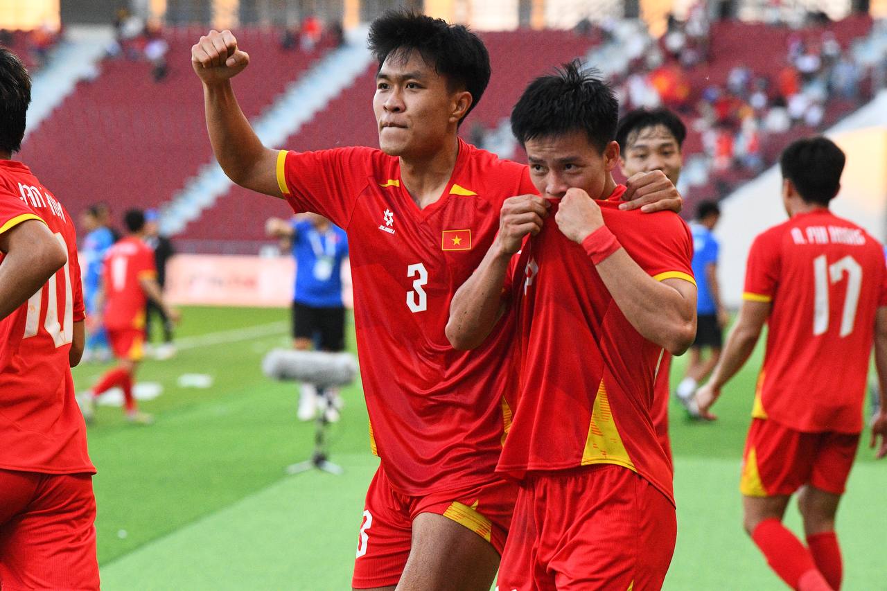 Chủ tịch FIFA ch&uacute;c mừng b&oacute;ng đ&aacute; Việt Nam v&agrave;o chung kết SEA Games 33- Ảnh 1.