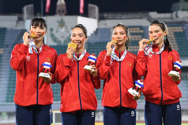 Tự h&agrave;o 4 c&ocirc; g&aacute;i Việt Nam đội n&oacute;n l&aacute;, giơ cao cờ tổ quốc tr&ecirc;n đất Th&aacute;i Lan mừng HCV SEA Games- Ảnh 1.