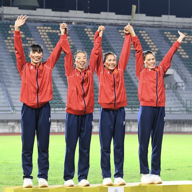 Tự h&agrave;o 4 c&ocirc; g&aacute;i Việt Nam đội n&oacute;n l&aacute;, giơ cao cờ tổ quốc tr&ecirc;n đất Th&aacute;i Lan mừng HCV SEA Games- Ảnh 10.