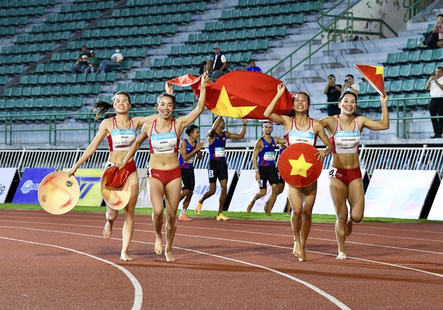 Tự h&agrave;o 4 c&ocirc; g&aacute;i Việt Nam đội n&oacute;n l&aacute;, giơ cao cờ tổ quốc tr&ecirc;n đất Th&aacute;i Lan mừng HCV SEA Games- Ảnh 6.