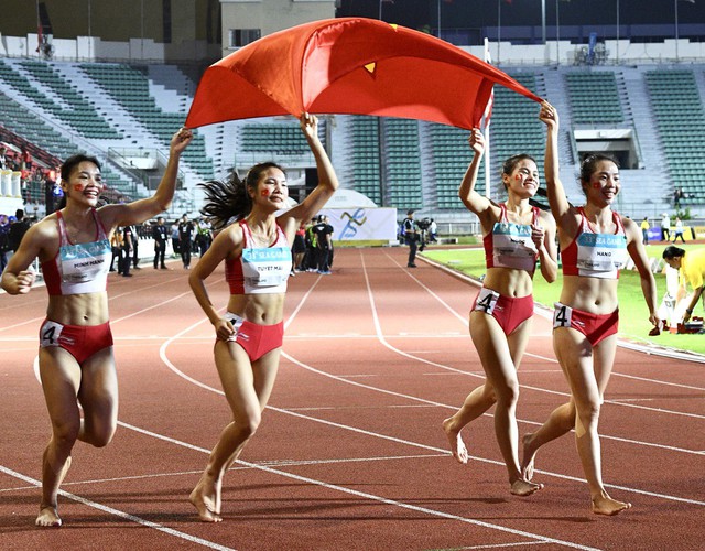 Tự h&agrave;o 4 c&ocirc; g&aacute;i Việt Nam đội n&oacute;n l&aacute;, giơ cao cờ tổ quốc tr&ecirc;n đất Th&aacute;i Lan mừng HCV SEA Games- Ảnh 7.