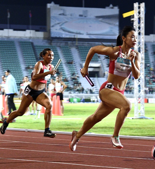 Tự h&agrave;o 4 c&ocirc; g&aacute;i Việt Nam đội n&oacute;n l&aacute;, giơ cao cờ tổ quốc tr&ecirc;n đất Th&aacute;i Lan mừng HCV SEA Games- Ảnh 2.