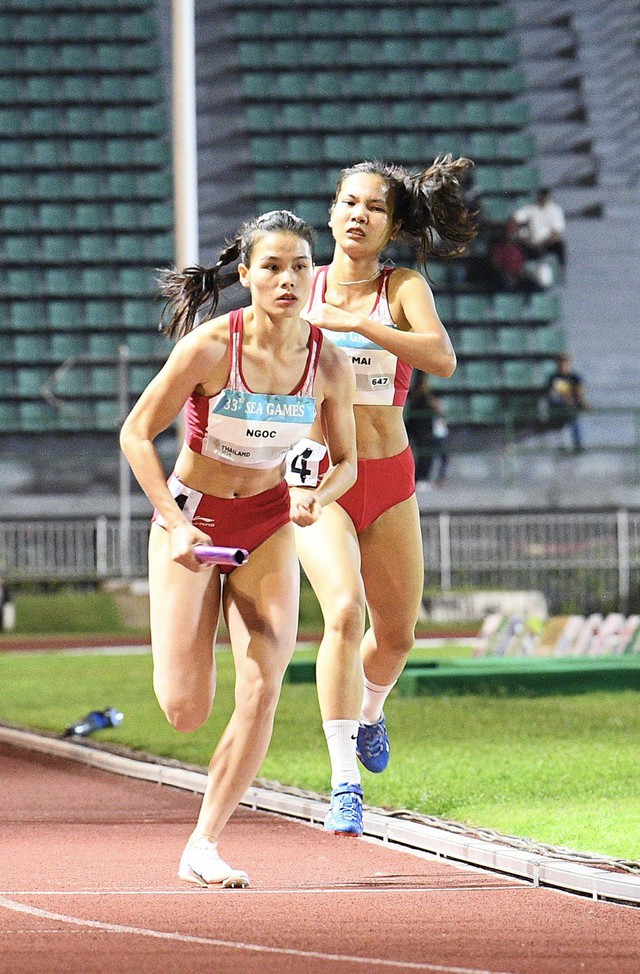 Tự h&agrave;o 4 c&ocirc; g&aacute;i Việt Nam đội n&oacute;n l&aacute;, giơ cao cờ tổ quốc tr&ecirc;n đất Th&aacute;i Lan mừng HCV SEA Games- Ảnh 5.