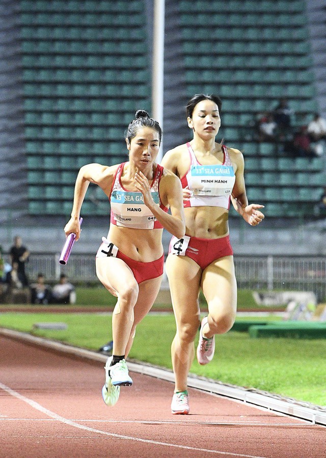 Tự h&agrave;o 4 c&ocirc; g&aacute;i Việt Nam đội n&oacute;n l&aacute;, giơ cao cờ tổ quốc tr&ecirc;n đất Th&aacute;i Lan mừng HCV SEA Games- Ảnh 3.