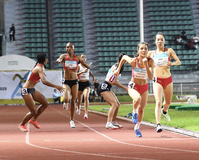 Tự h&agrave;o 4 c&ocirc; g&aacute;i Việt Nam đội n&oacute;n l&aacute;, giơ cao cờ tổ quốc tr&ecirc;n đất Th&aacute;i Lan mừng HCV SEA Games- Ảnh 4.