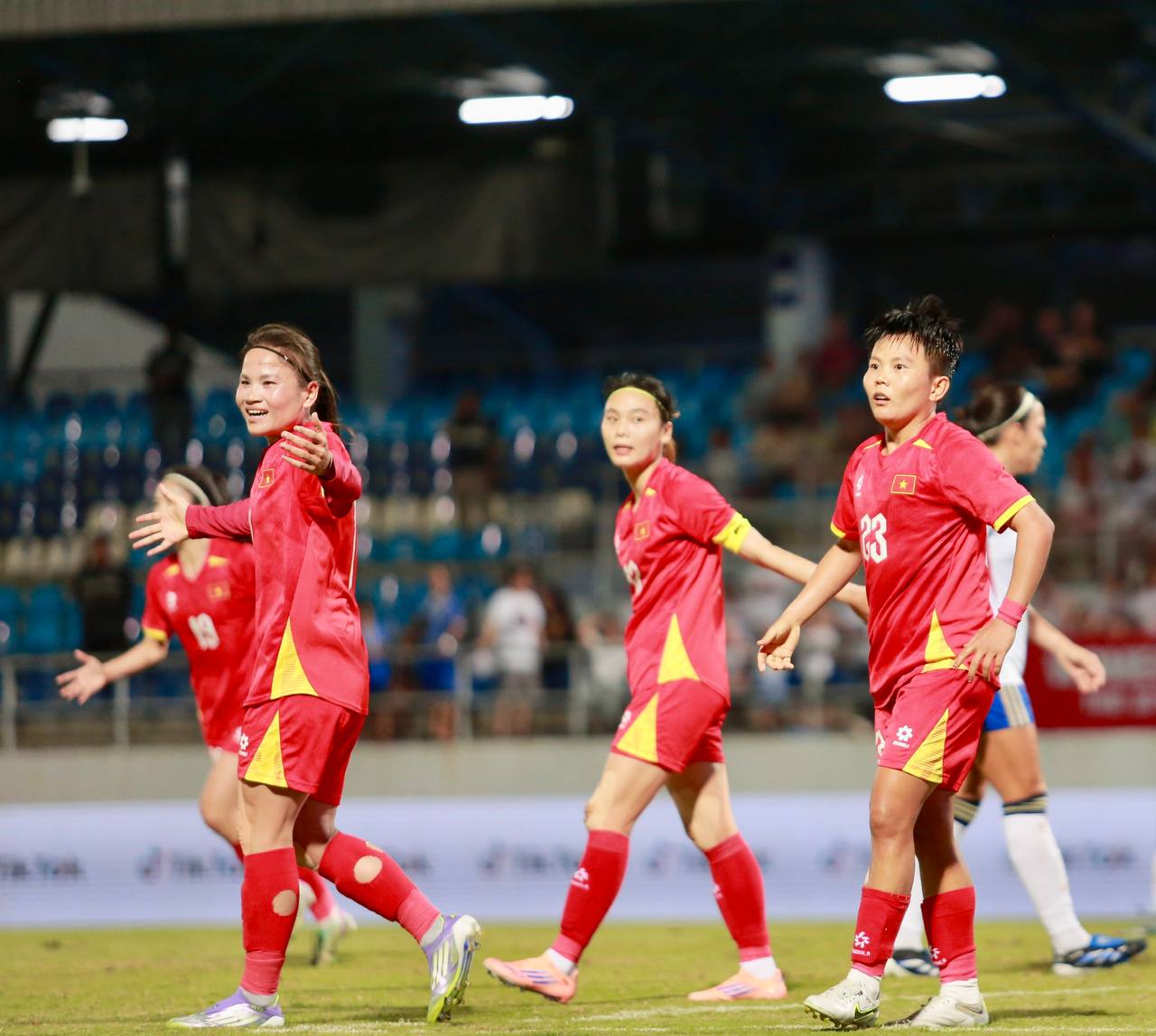 Phỏng vấn n&oacute;ng trọng t&agrave;i FIFA: "Trọng t&agrave;i sai ho&agrave;n to&agrave;n khi kh&ocirc;ng c&ocirc;ng nhận b&agrave;n thắng của Việt Nam"- Ảnh 2.