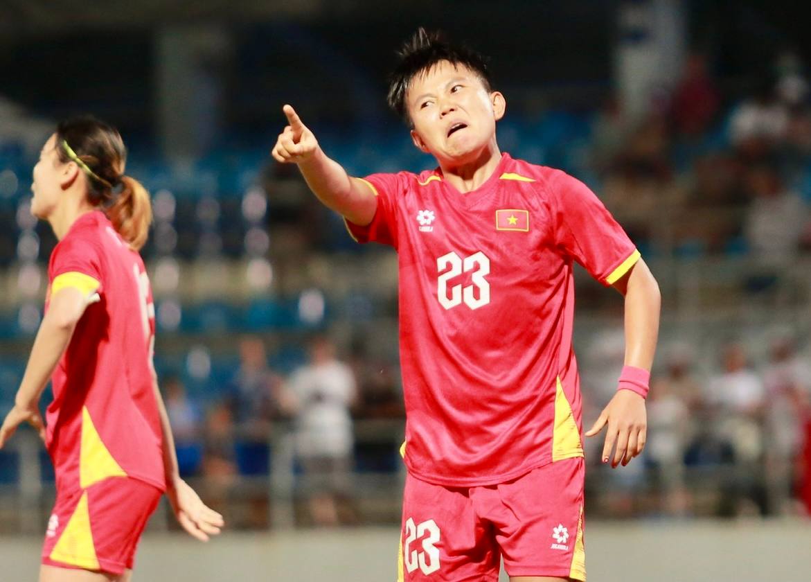 Phỏng vấn n&oacute;ng trọng t&agrave;i FIFA: "Trọng t&agrave;i sai ho&agrave;n to&agrave;n khi kh&ocirc;ng c&ocirc;ng nhận b&agrave;n thắng của Việt Nam"- Ảnh 1.