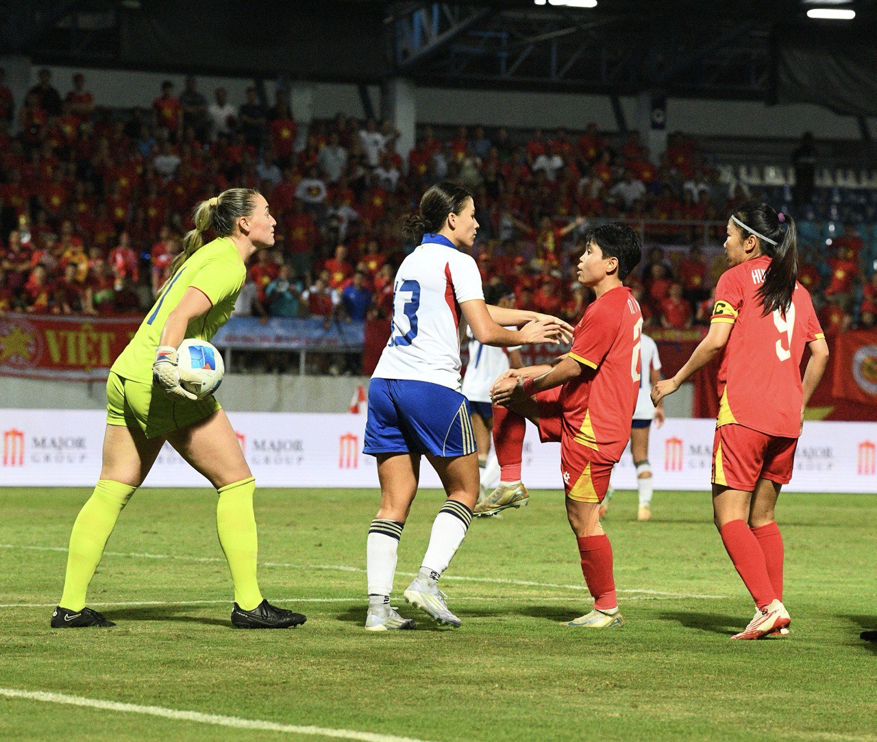 X&ocirc; x&aacute;t: Thủ m&ocirc;n Philippines lao v&agrave;o đẩy cầu thủ Việt Nam, trận chung kết SEA Games "căng như d&acirc;y đ&agrave;n"- Ảnh 6.