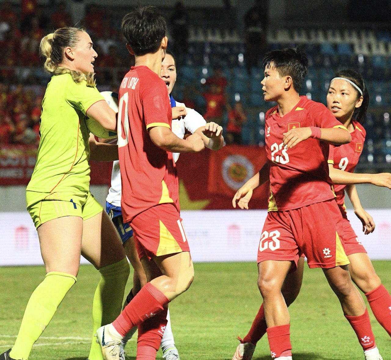 X&ocirc; x&aacute;t: Thủ m&ocirc;n Philippines lao v&agrave;o đẩy cầu thủ Việt Nam, trận chung kết SEA Games "căng như d&acirc;y đ&agrave;n"- Ảnh 4.