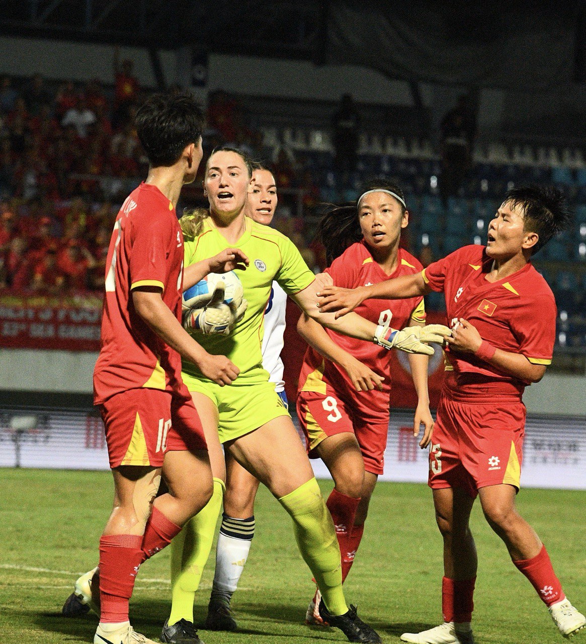 X&ocirc; x&aacute;t: Thủ m&ocirc;n Philippines lao v&agrave;o đẩy cầu thủ Việt Nam, trận chung kết SEA Games "căng như d&acirc;y đ&agrave;n"- Ảnh 5.