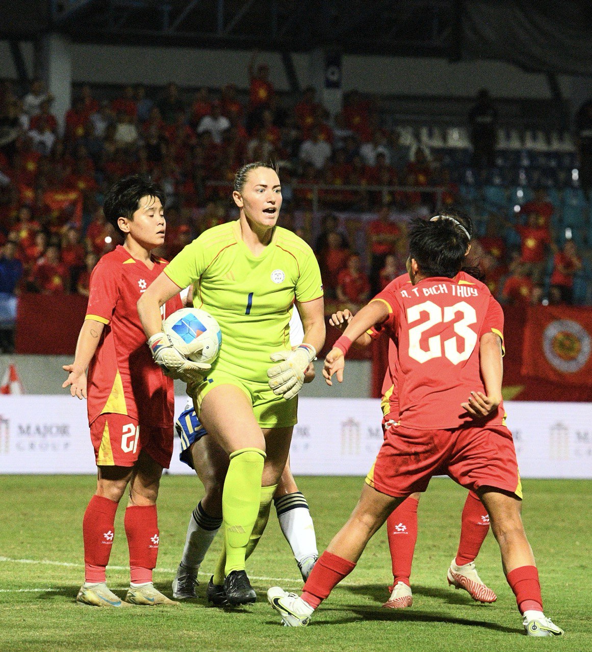 X&ocirc; x&aacute;t: Thủ m&ocirc;n Philippines lao v&agrave;o đẩy cầu thủ Việt Nam, trận chung kết SEA Games "căng như d&acirc;y đ&agrave;n"- Ảnh 2.