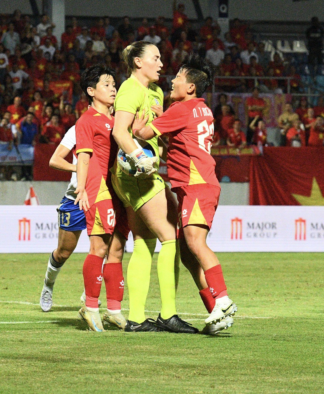 X&ocirc; x&aacute;t: Thủ m&ocirc;n Philippines lao v&agrave;o đẩy cầu thủ Việt Nam, trận chung kết SEA Games "căng như d&acirc;y đ&agrave;n"- Ảnh 3.