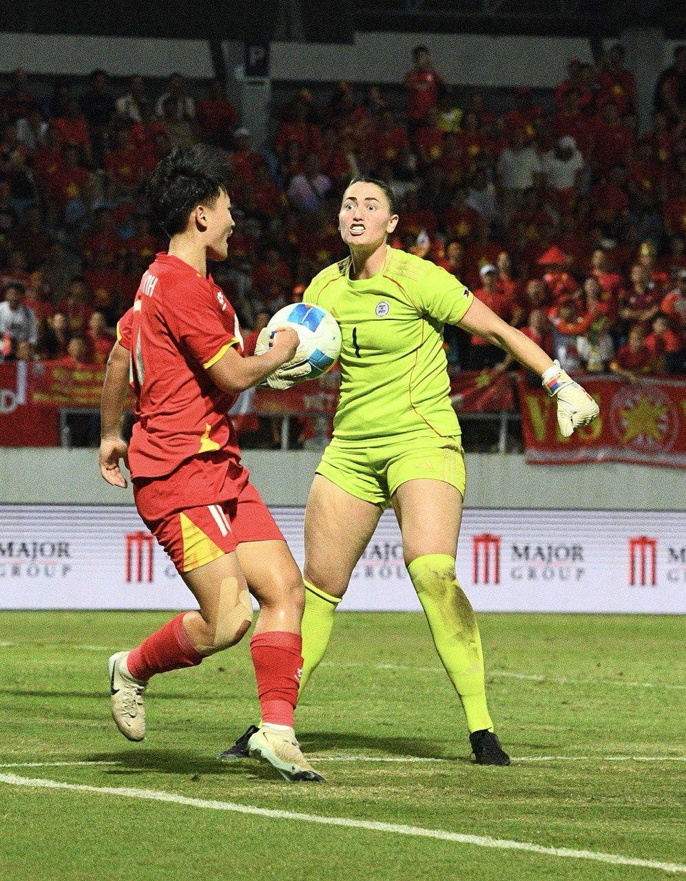 X&ocirc; x&aacute;t: Thủ m&ocirc;n Philippines lao v&agrave;o đẩy cầu thủ Việt Nam, trận chung kết SEA Games "căng như d&acirc;y đ&agrave;n"- Ảnh 1.