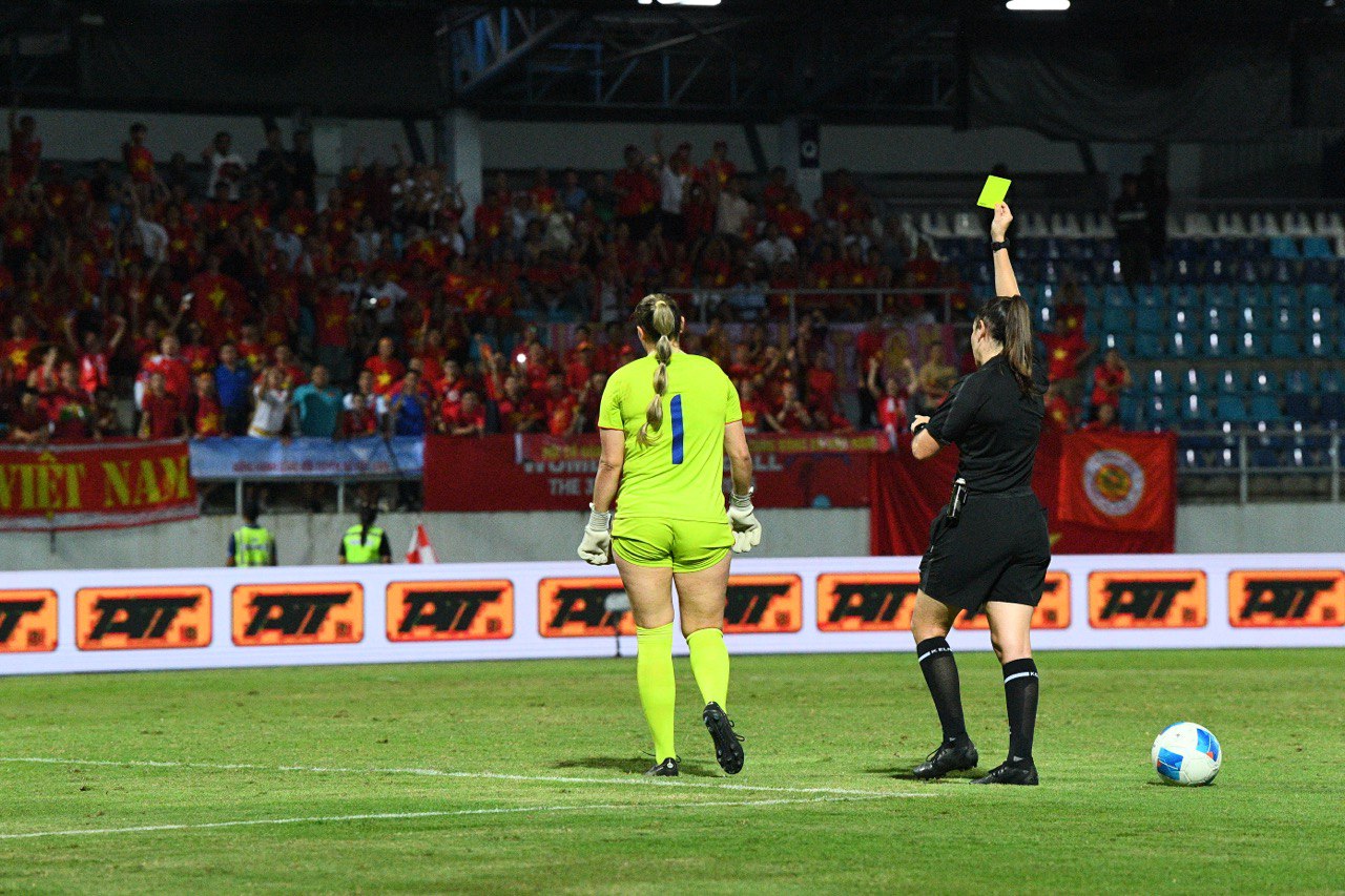 X&ocirc; x&aacute;t: Thủ m&ocirc;n Philippines lao v&agrave;o đẩy cầu thủ Việt Nam, trận chung kết SEA Games "căng như d&acirc;y đ&agrave;n"- Ảnh 8.