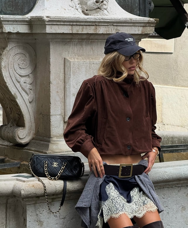 Lily Collins gi&uacute;p Ros&eacute; kh&ocirc;ng c&ograve;n đơn độc, h&oacute;a ra d&acirc;n ch&acirc;u &Acirc;u cũng ngứa mắt với trend đồ ngủ- Ảnh 15.