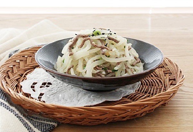 M&ugrave;a đ&ocirc;ng nhiều đờm? Chỉ cần luộc củ cải với ch&uacute;t muối, uống nước l&agrave; phổi sạch - miệng thơm ngay!- Ảnh 3.