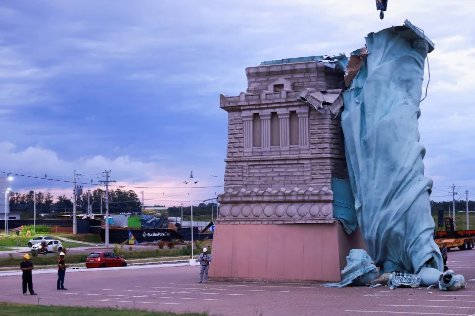 Tượng 'Nữ thần Tự do' sụp đổ trong cơn b&atilde;o dữ dội- Ảnh 2.