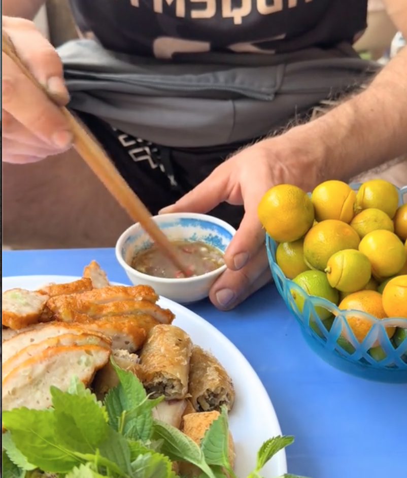 Kh&aacute;ch T&acirc;y tự cười ch&iacute;nh m&igrave;nh khi từng ch&ecirc; 1 m&oacute;n Việt nhưng sau đ&oacute; lại 